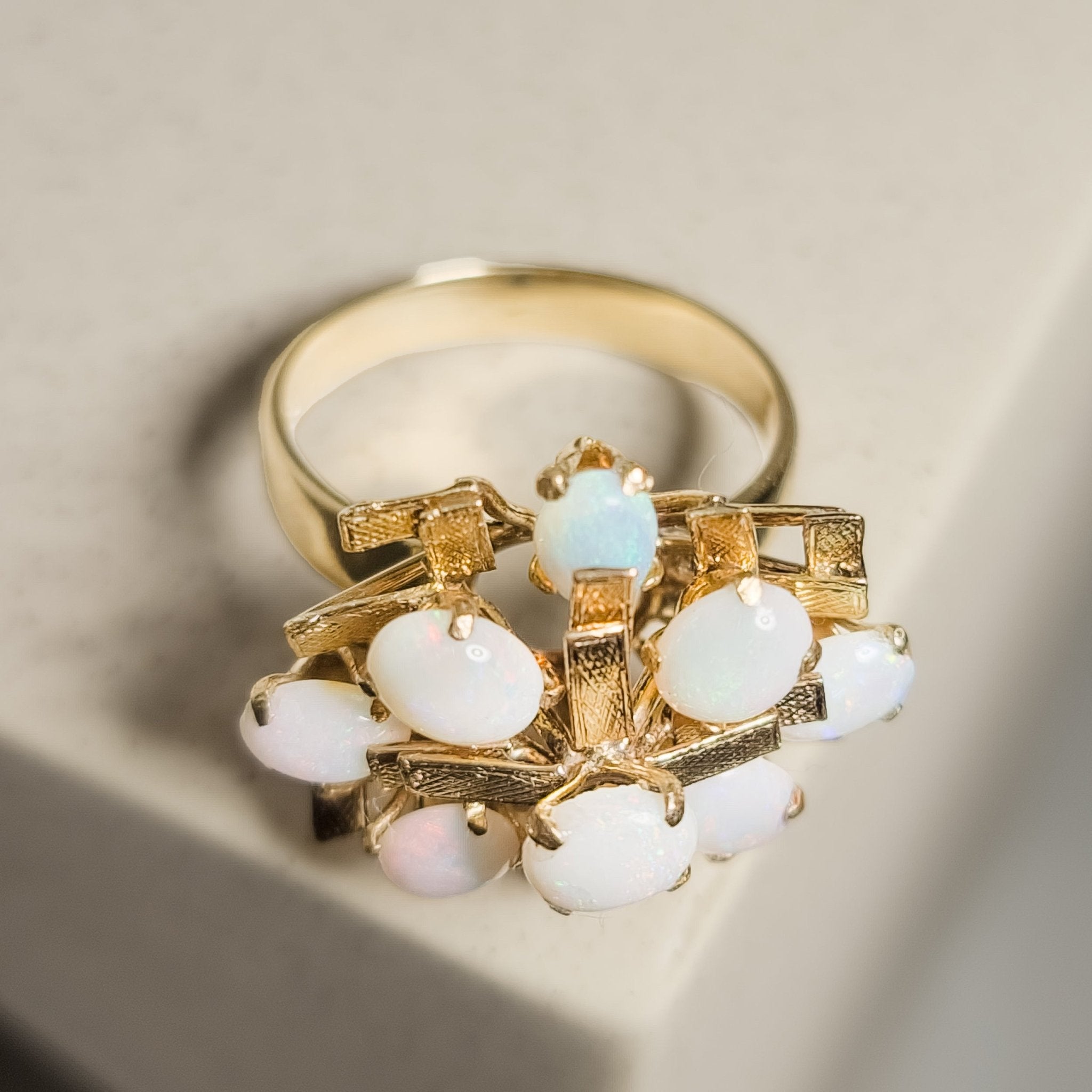 Goldring mit Opalen – Verträumte Eleganz - Honey Jewelry