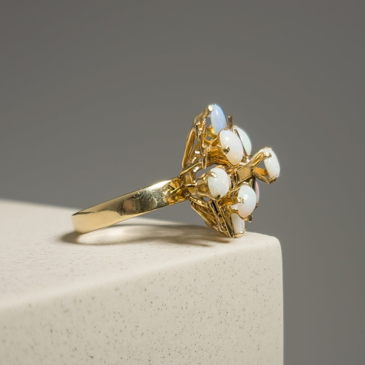 Goldring mit Opalen – Verträumte Eleganz - Honey Jewelry
