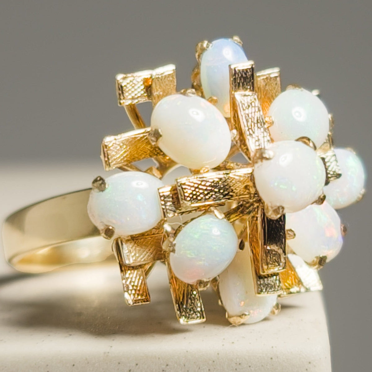 Goldring mit Opalen – Verträumte Eleganz - Honey Jewelry