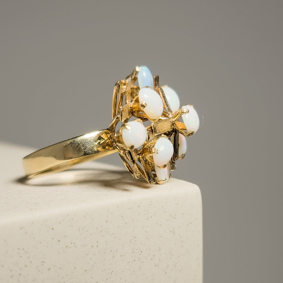 Goldring mit Opalen – Verträumte Eleganz - Honey Jewelry