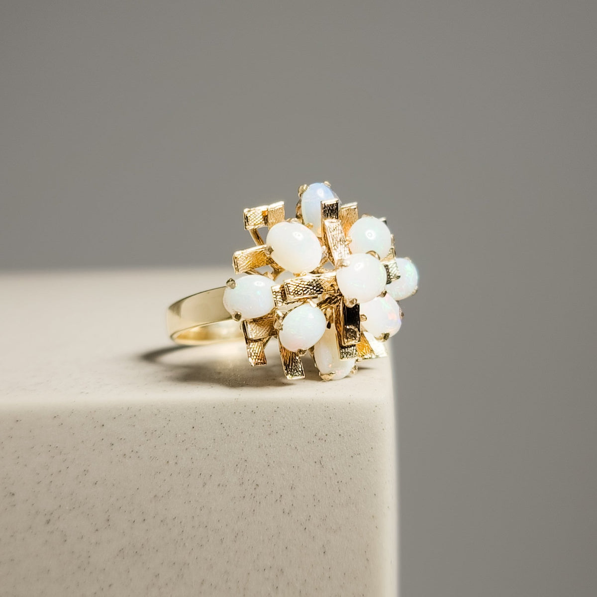 Goldring mit Opalen – Verträumte Eleganz - Honey Jewelry