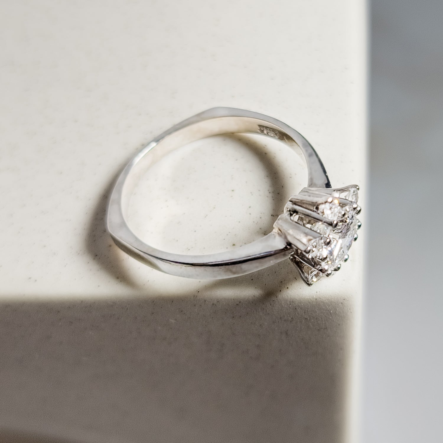 Goldring mit Solitär Brillant – Unvergängliche Eleganz - Honey Jewelry