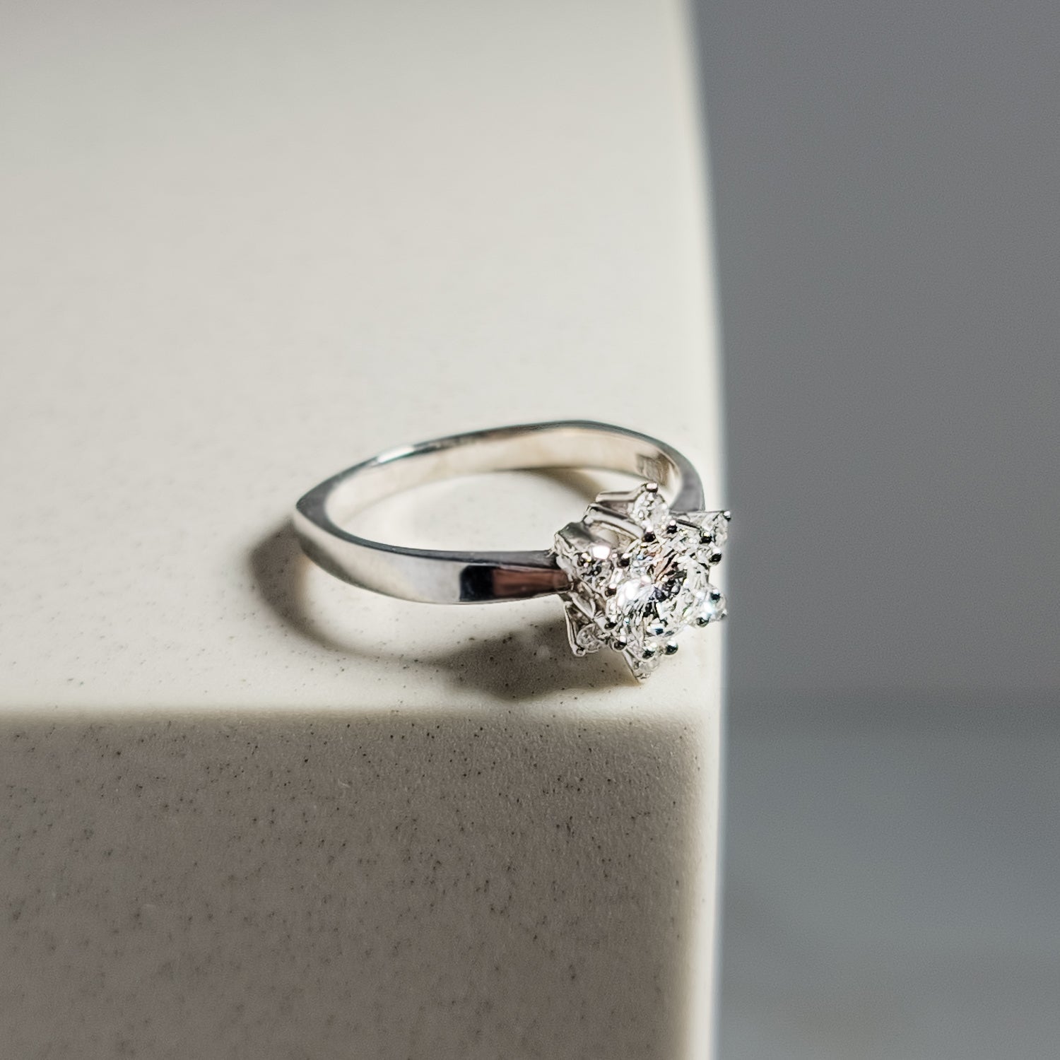 Goldring mit Solitär Brillant – Unvergängliche Eleganz - Honey Jewelry