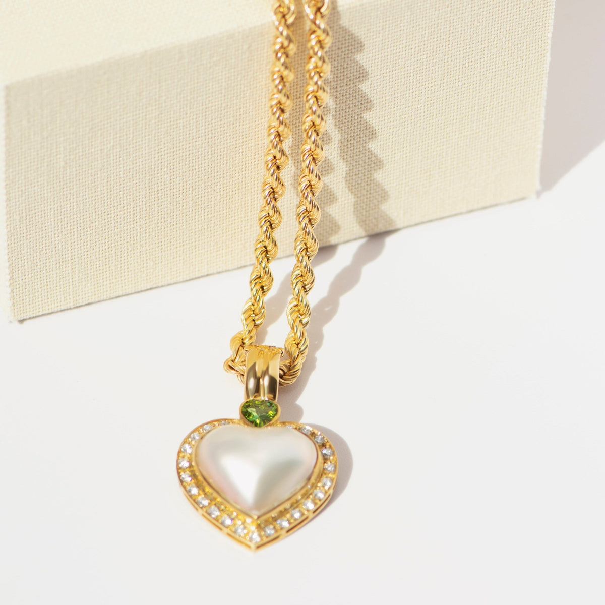 Herzanhänger – Mabé-Perle, Peridot & Diamanten – 750 Gold - Honey Jewelry