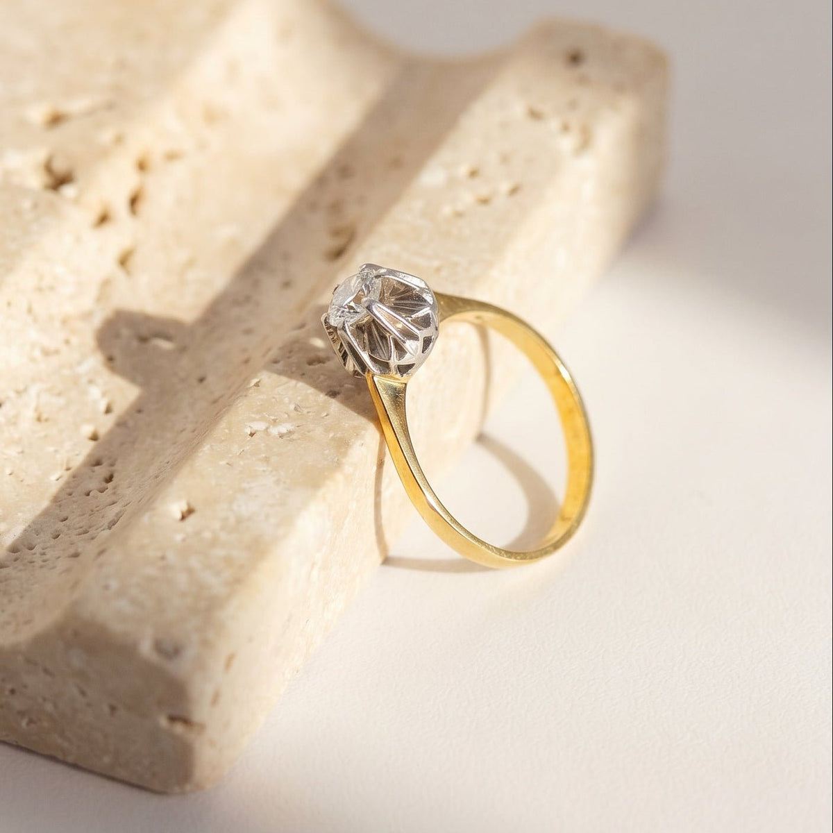Hoher Solitärring aus Gelbgold mit 0,50 ct Diamant - Honey Jewelry