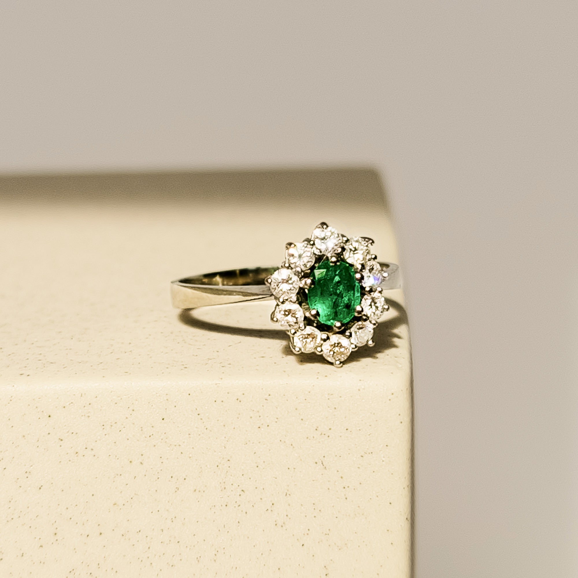Entourage-Ring mit Smaragd & Brillanten aus 18 Karat Gold