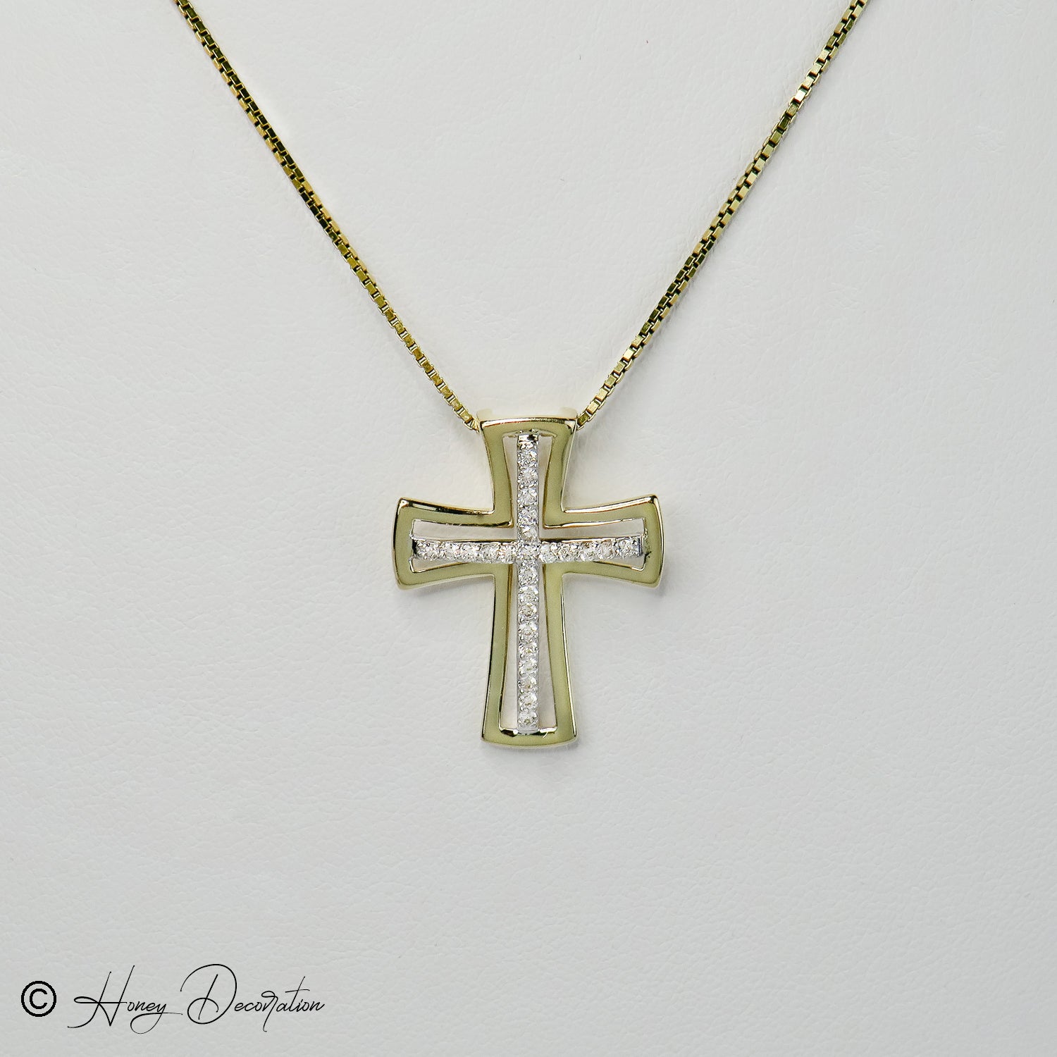 Noble cross pendant made of 14 carat gold with diamond trimmings