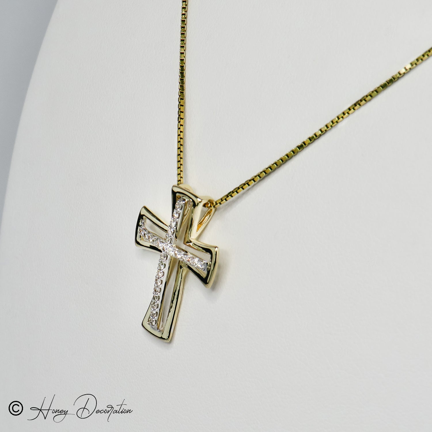 Noble cross pendant made of 14 carat gold with diamond trimmings
