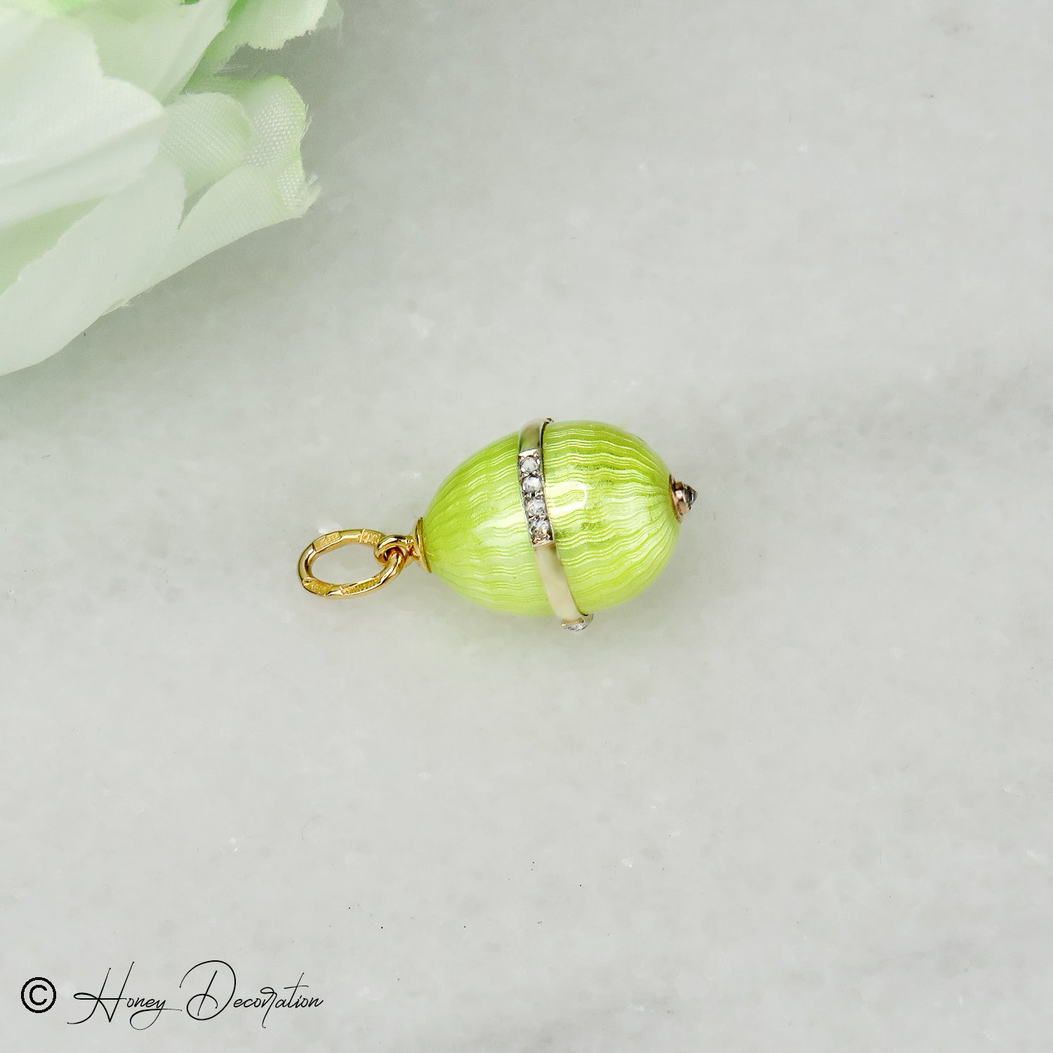 Enamelled vintage egg trailer from 14k gold
