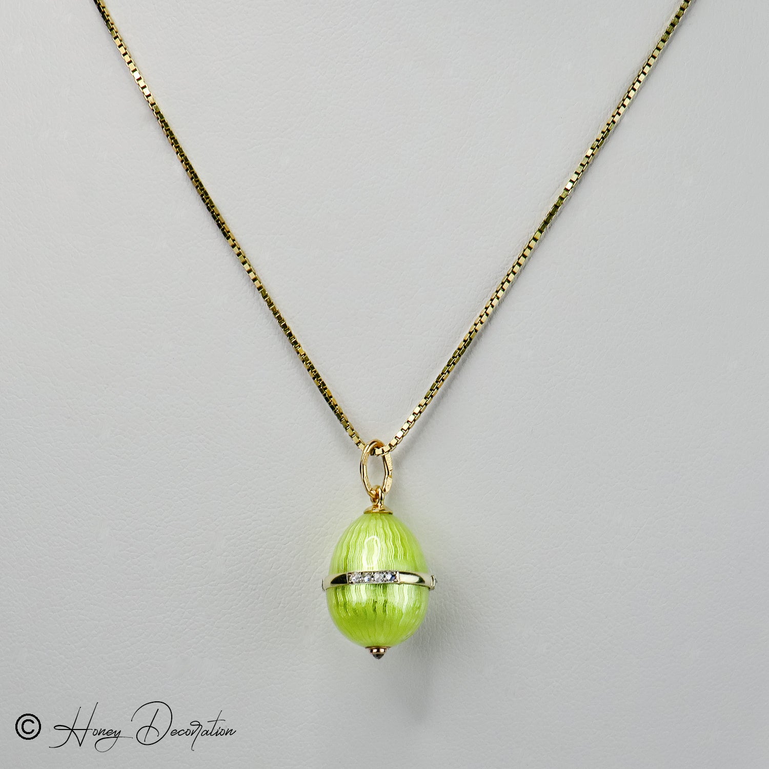 Enamelled vintage egg trailer from 14k gold