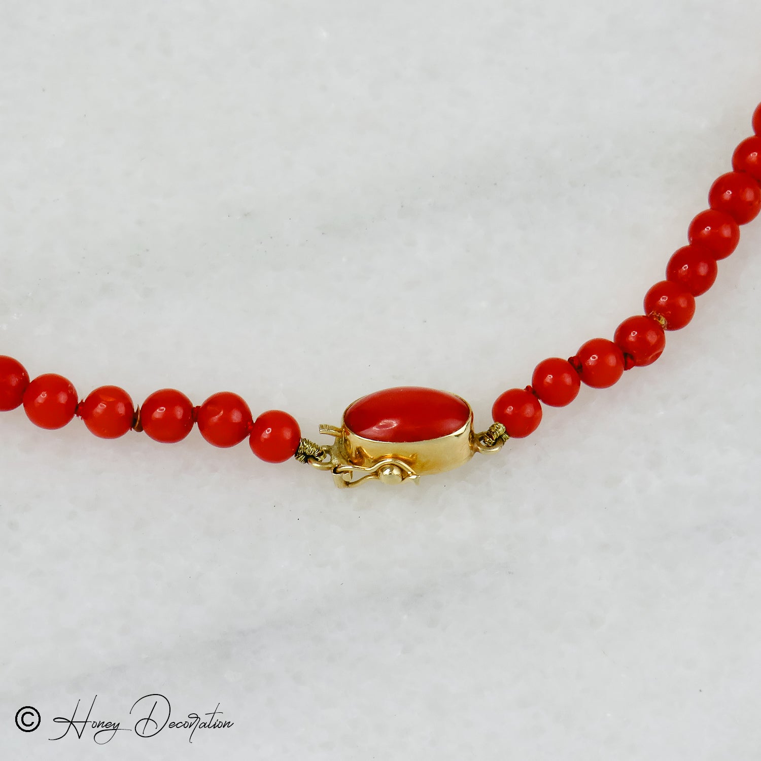 Coral chain with luxurious 18 karat gold closure