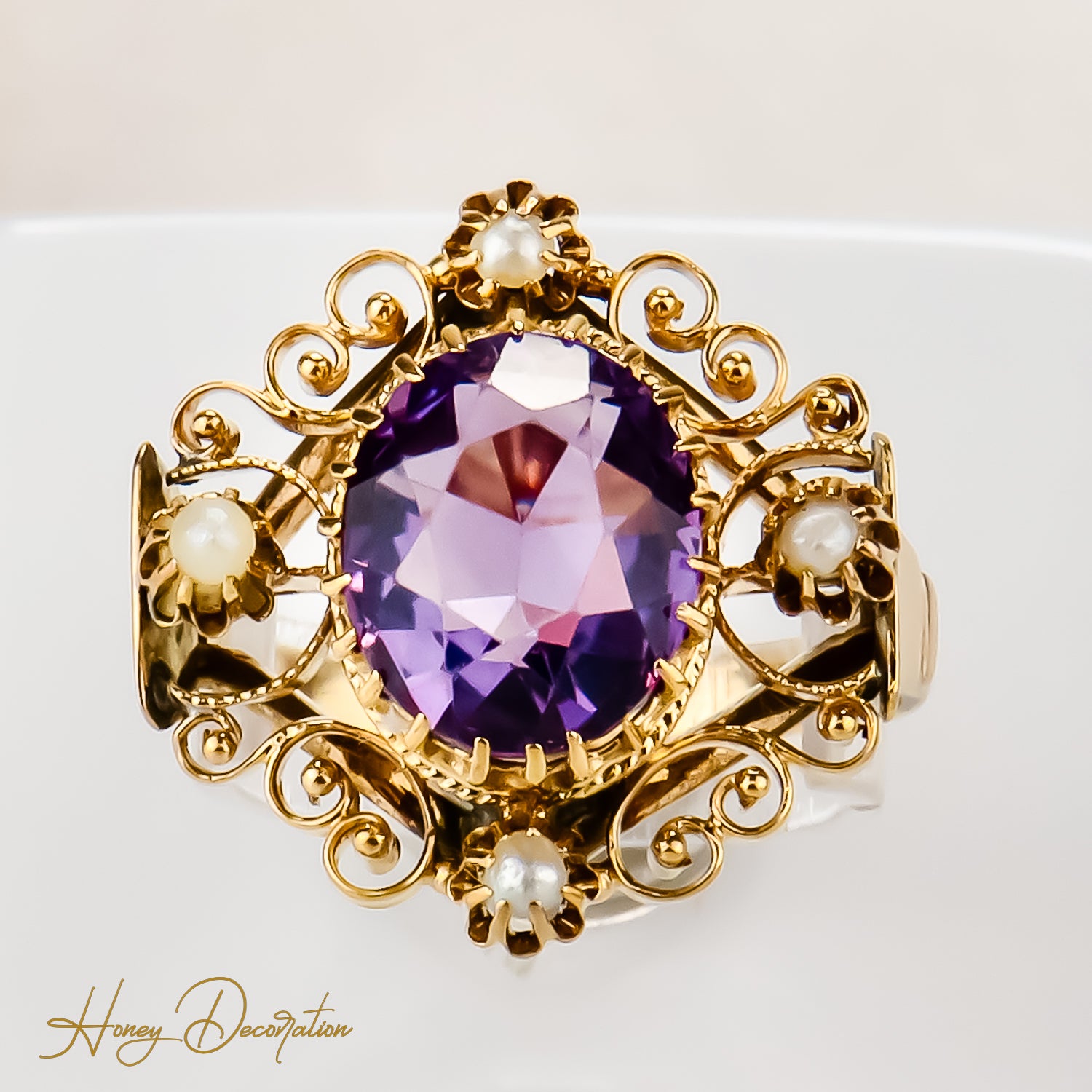 Zarter antiker Amethystring aus 8Karat Gold, ein Hauch von Magie