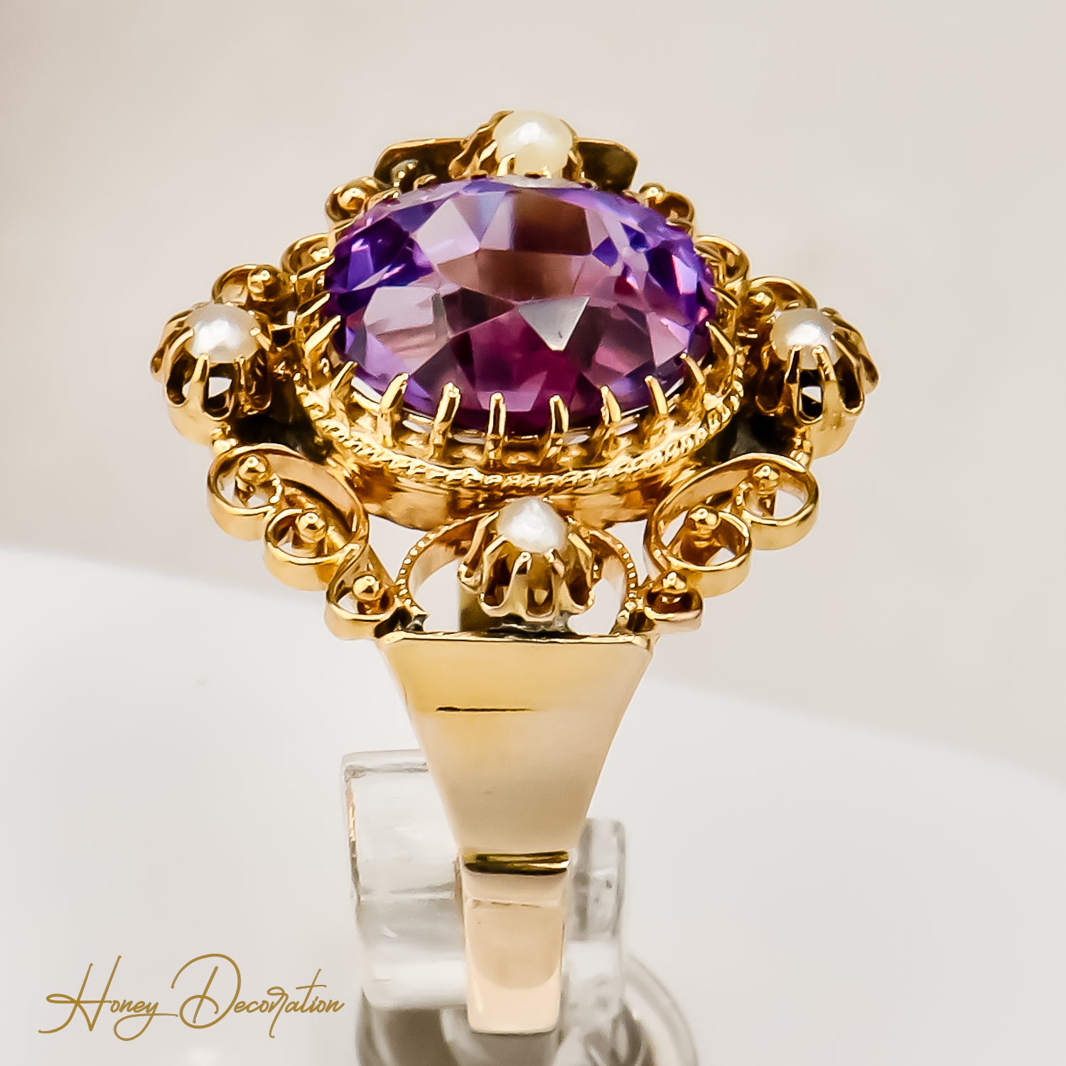 Zarter antiker Amethystring aus 8Karat Gold, ein Hauch von Magie