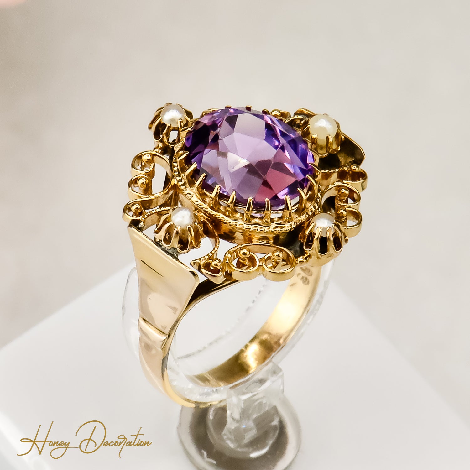 Zarter antiker Amethystring aus 8Karat Gold, ein Hauch von Magie