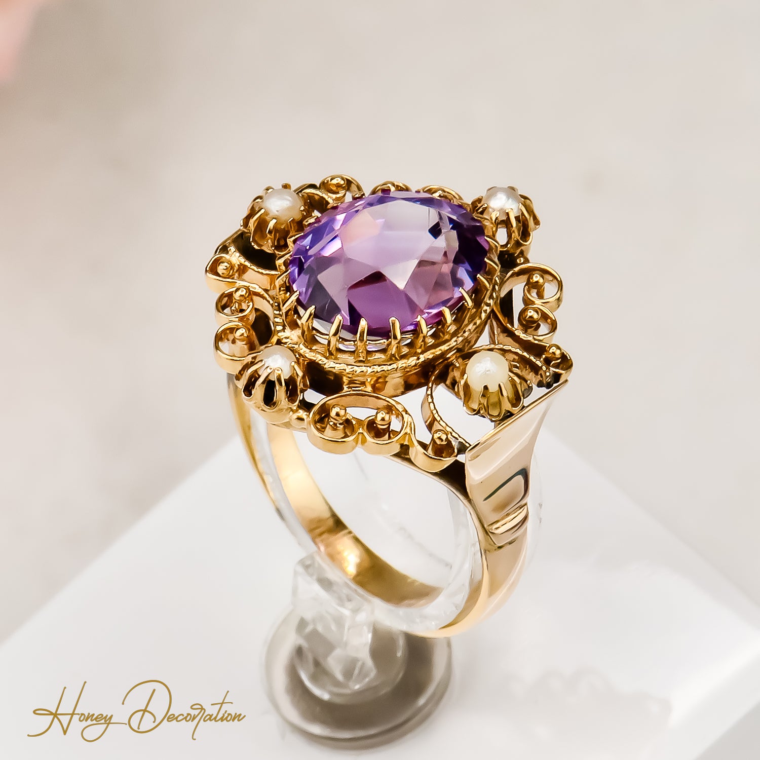 Zarter antiker Amethystring aus 8Karat Gold, ein Hauch von Magie