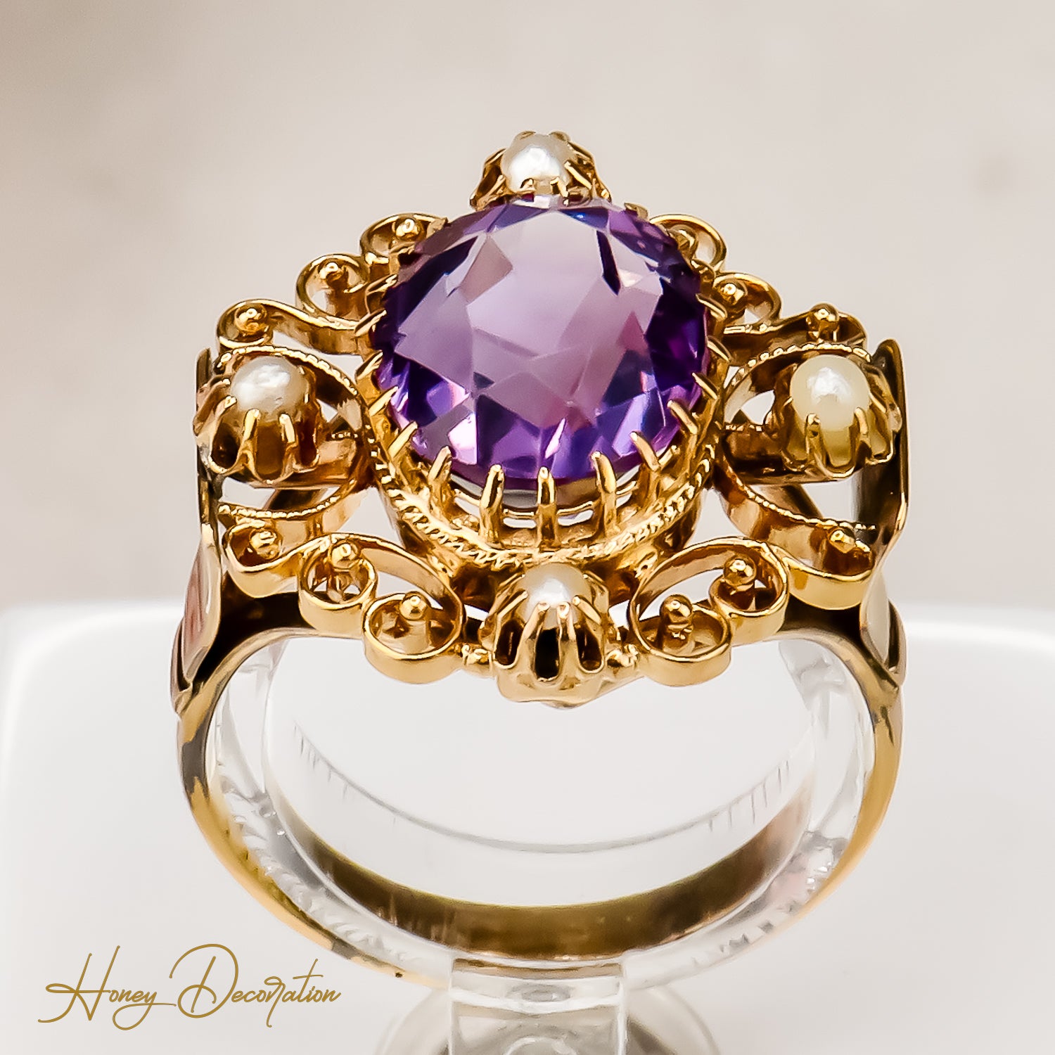 Zarter antiker Amethystring aus 8Karat Gold, ein Hauch von Magie