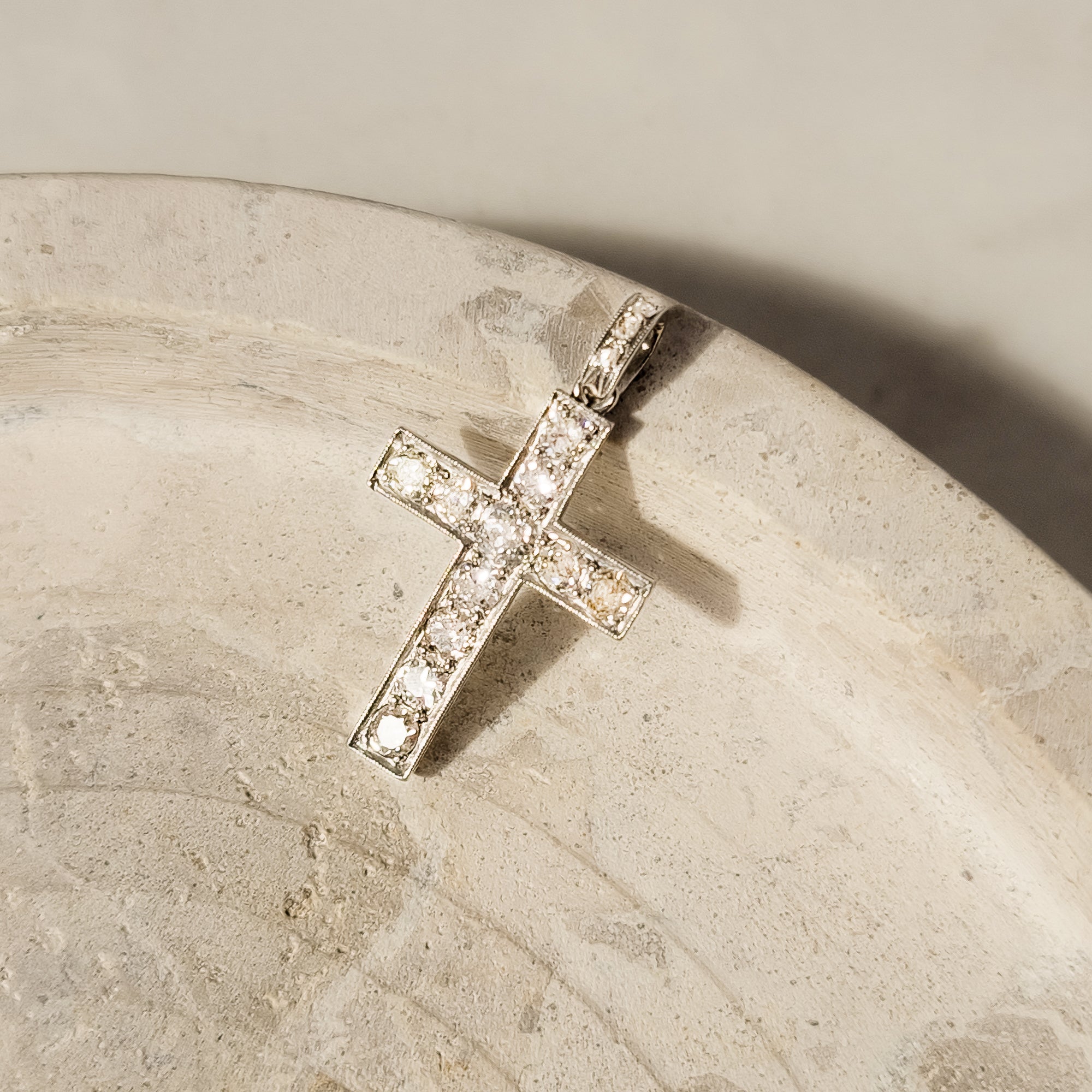 Antiker Kreuzanhänger aus 14 Karat Weißgold mit Diamanten
