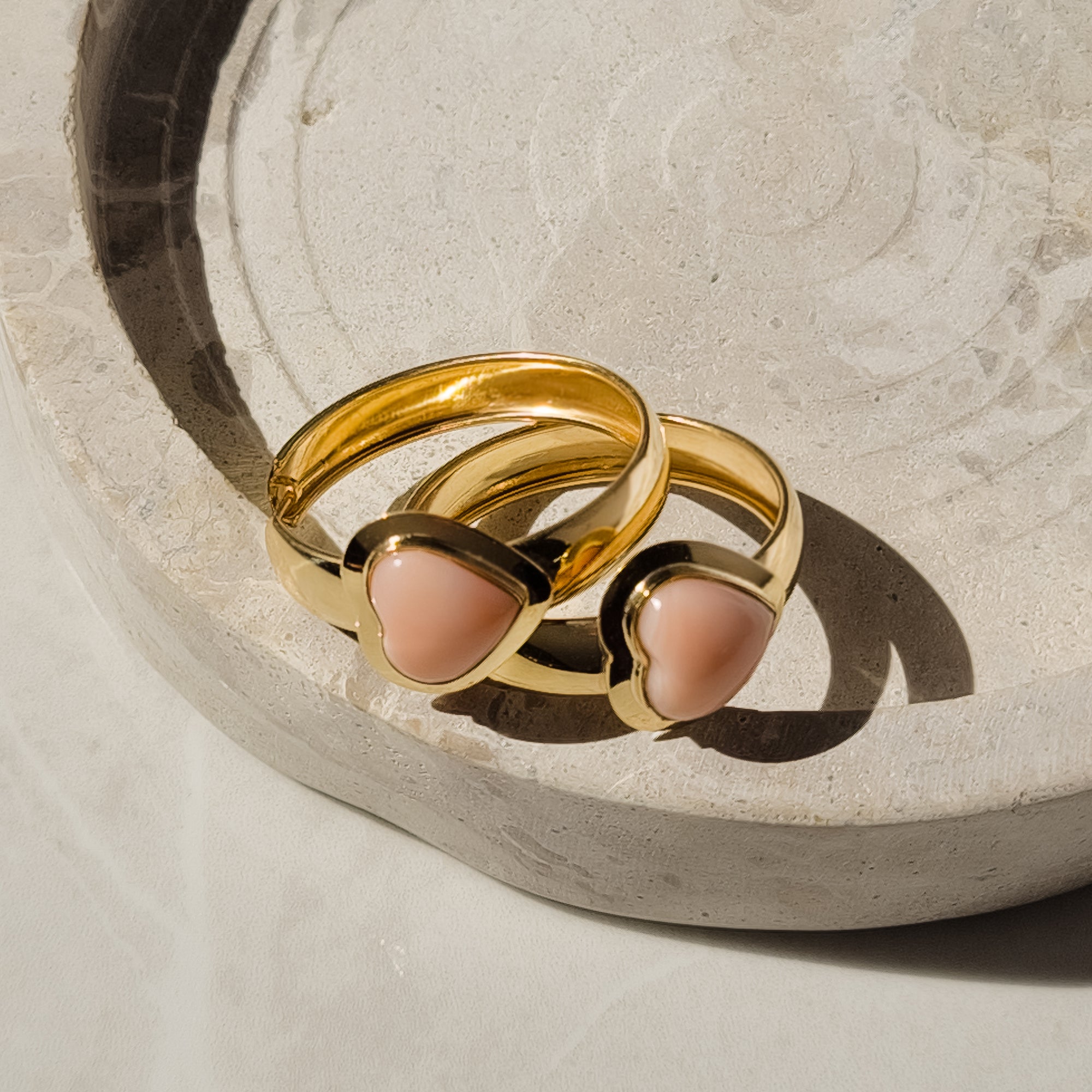 Striking creoles made of 18 karat gold with coral insert
