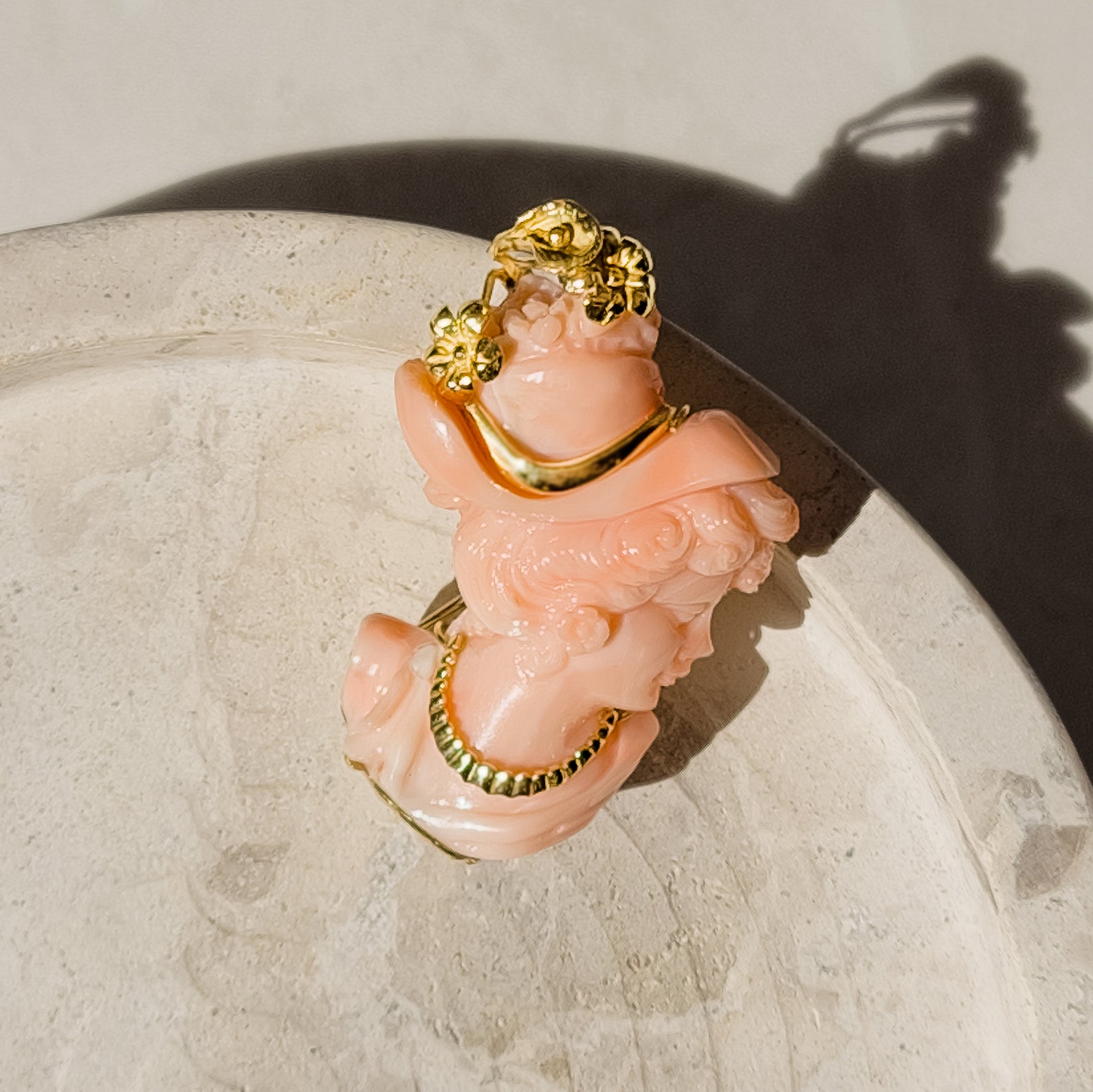 Artful women's portrait in 18 karat gold with coral frame