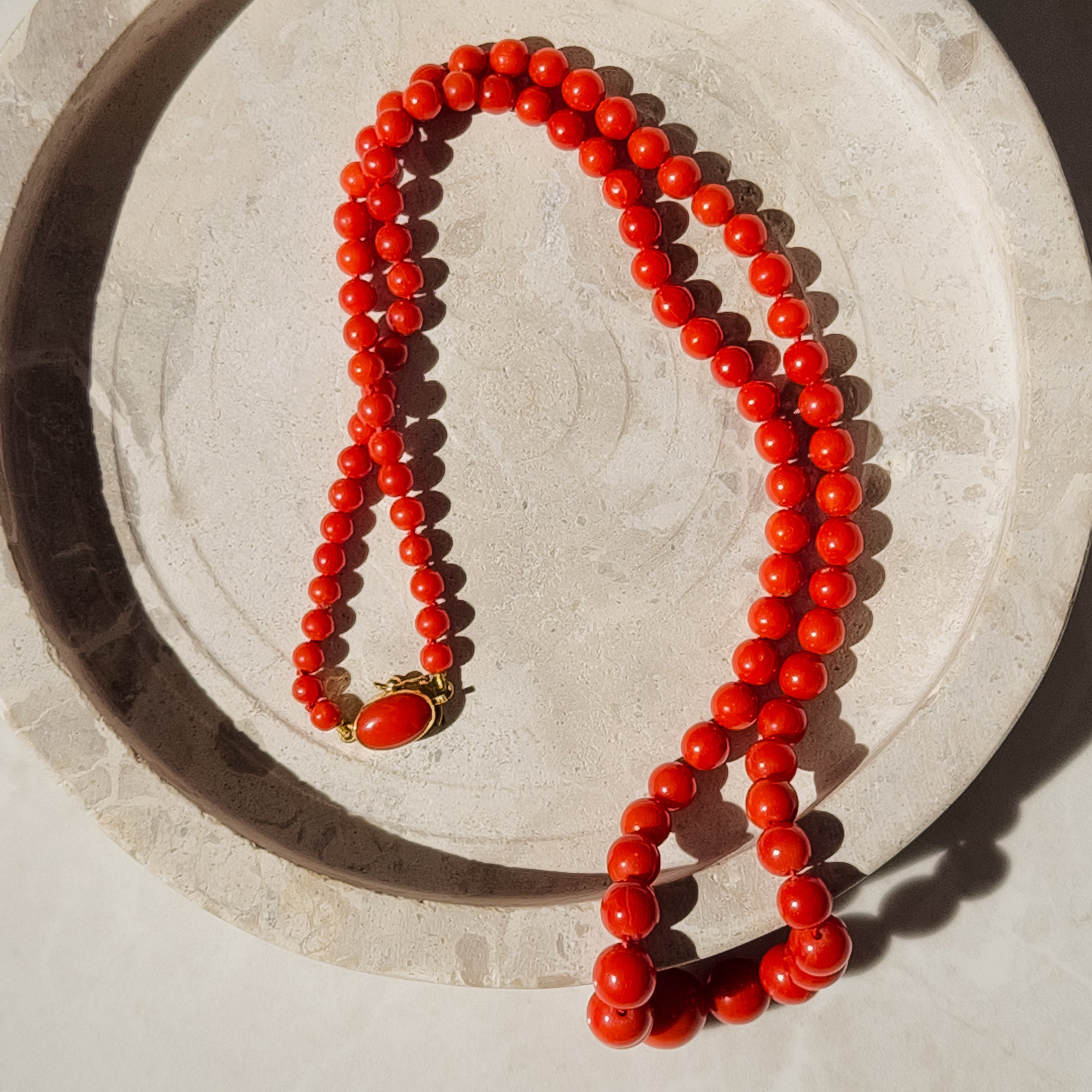Coral chain with luxurious 18 karat gold closure