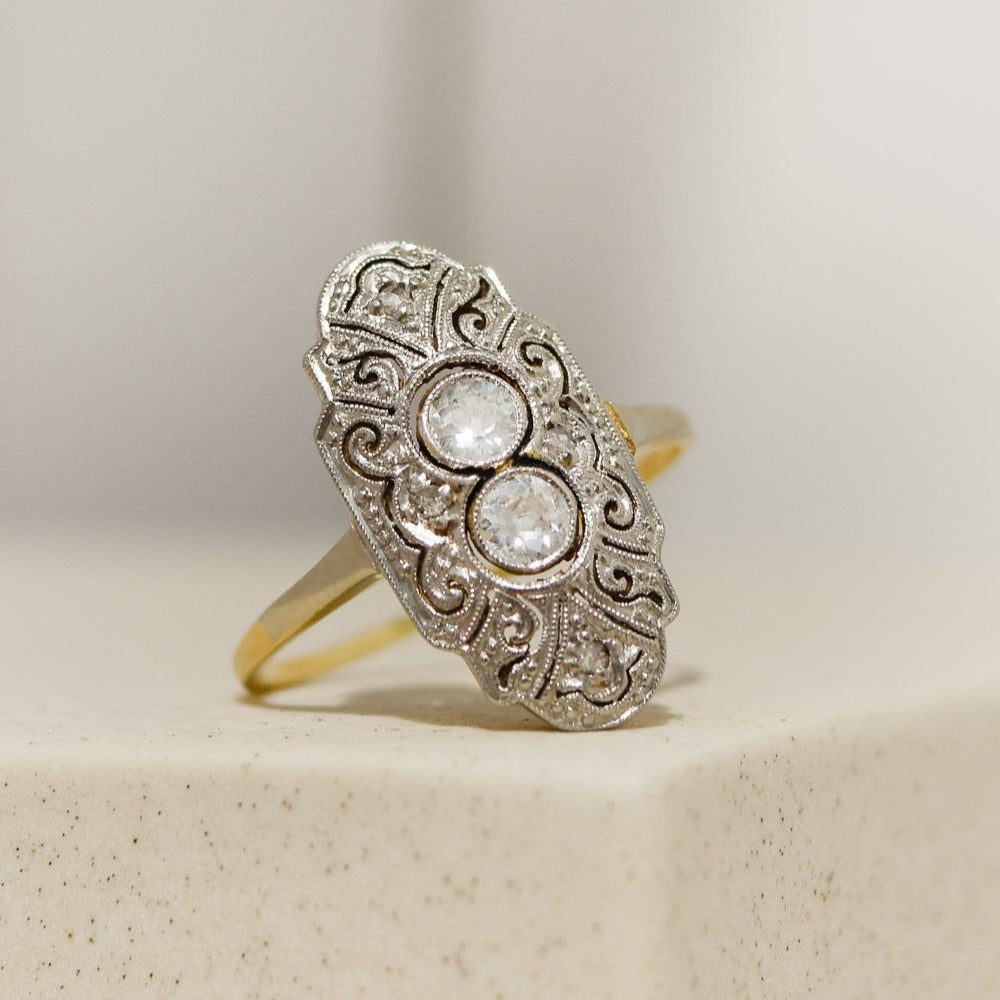 585 gold ring with diamonds - classic and luxurious