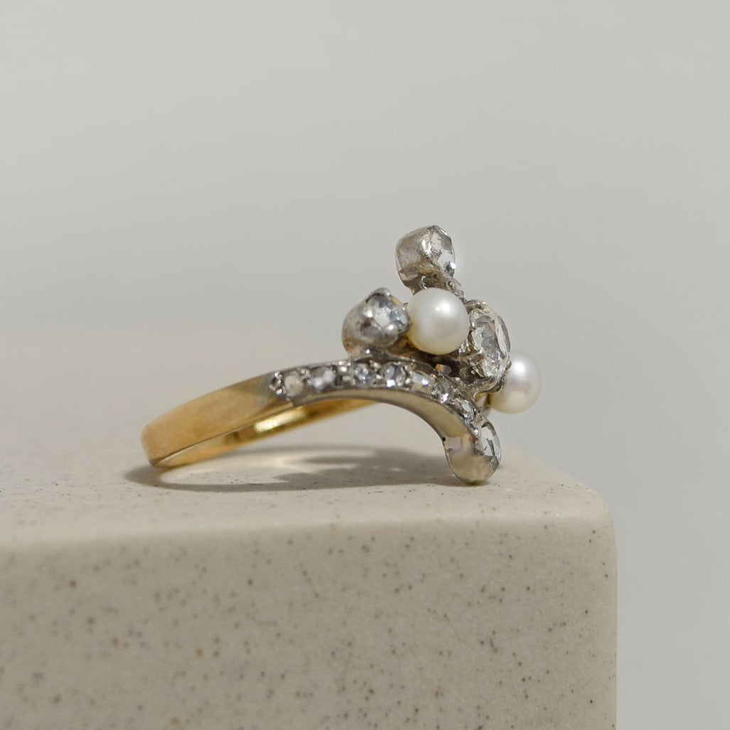 750 gold ring with pearls and diamonds - elegant combination