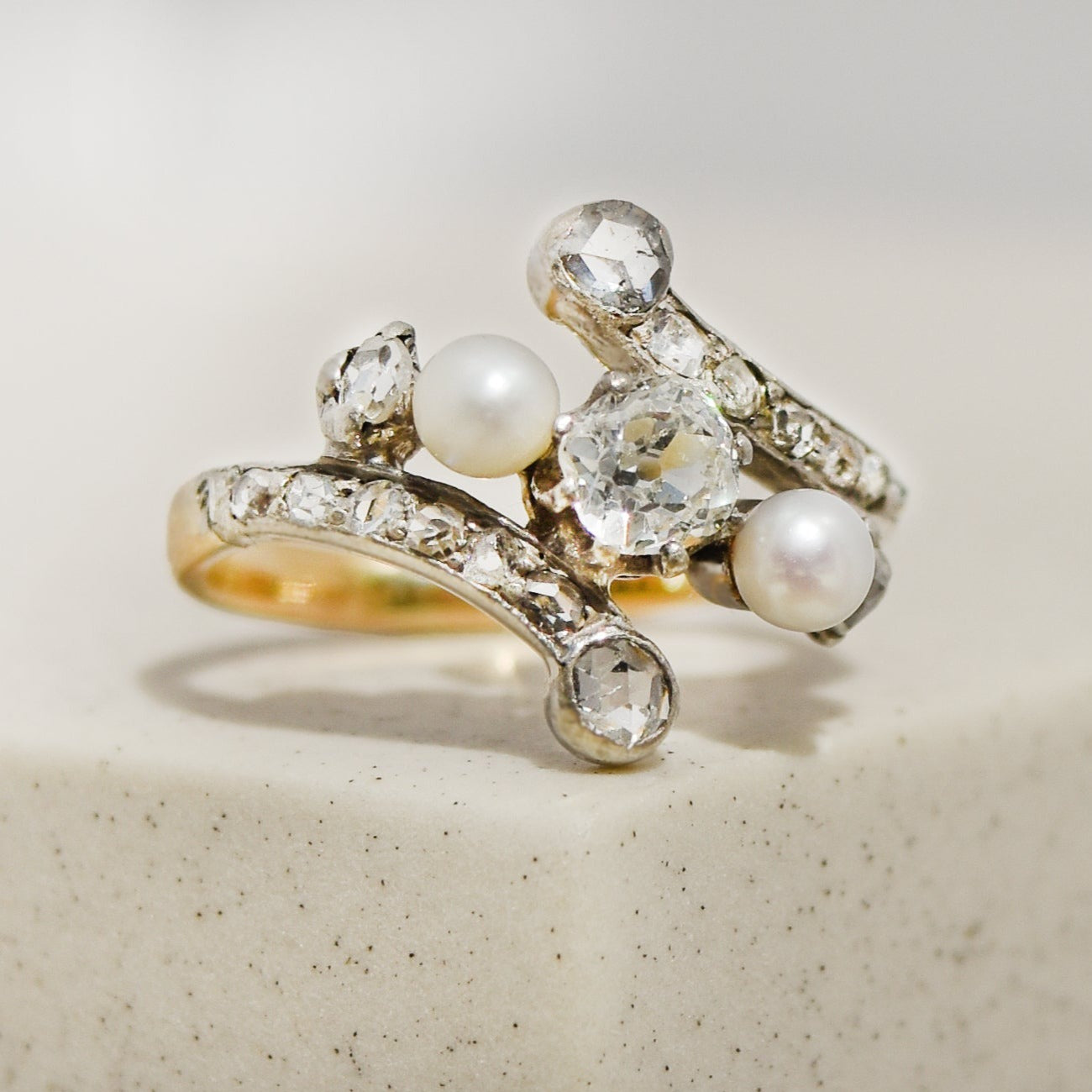 750 gold ring with pearls and diamonds - elegant combination