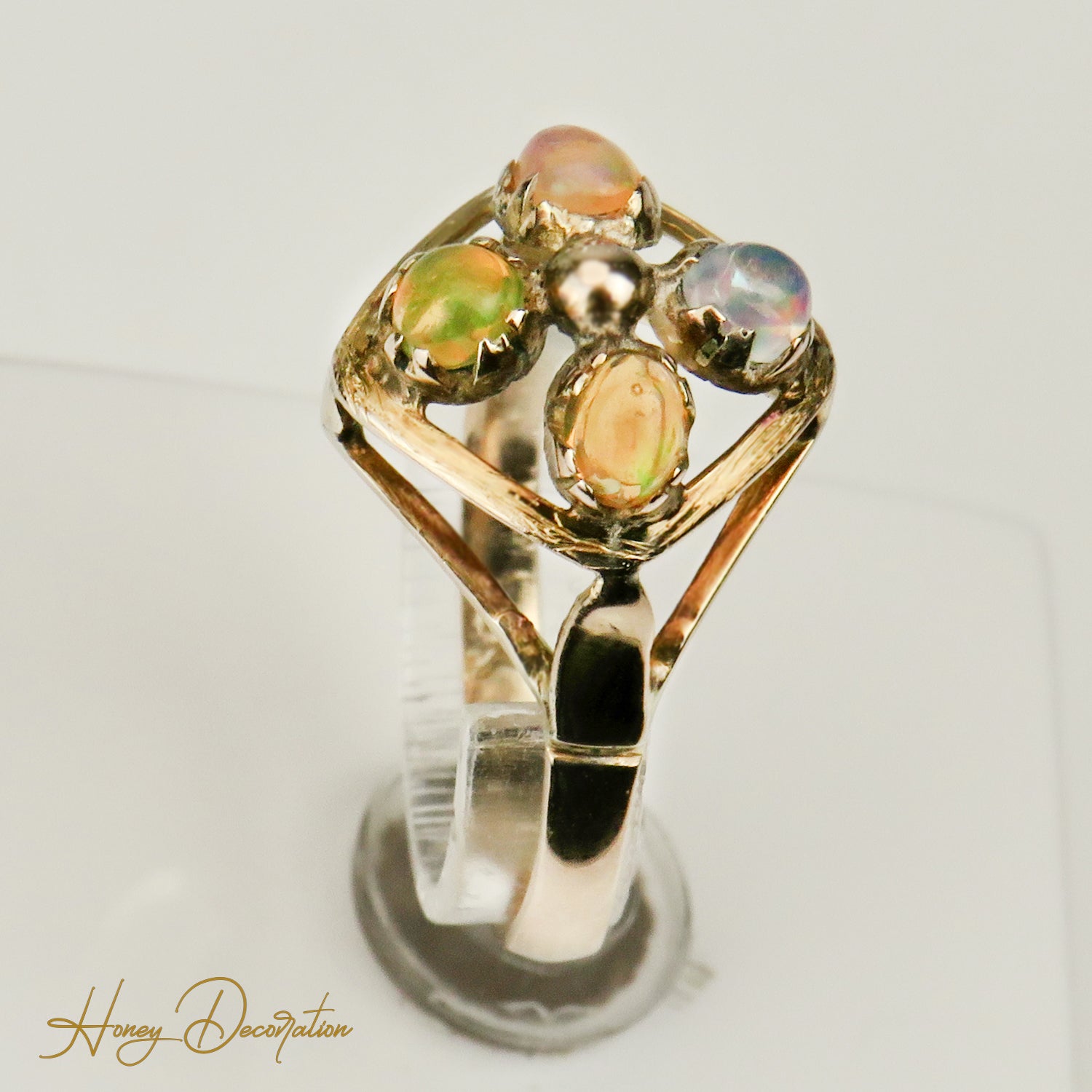 14 Karat Goldring mit kleinen Opalen – Feine Details