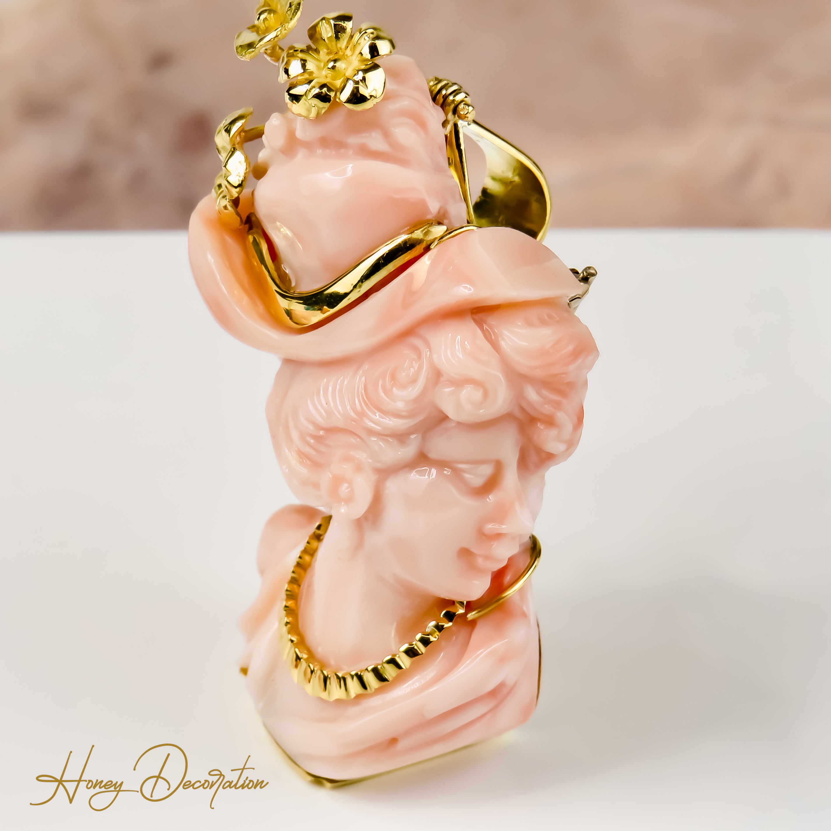 Artful women's portrait in 18 karat gold with coral frame