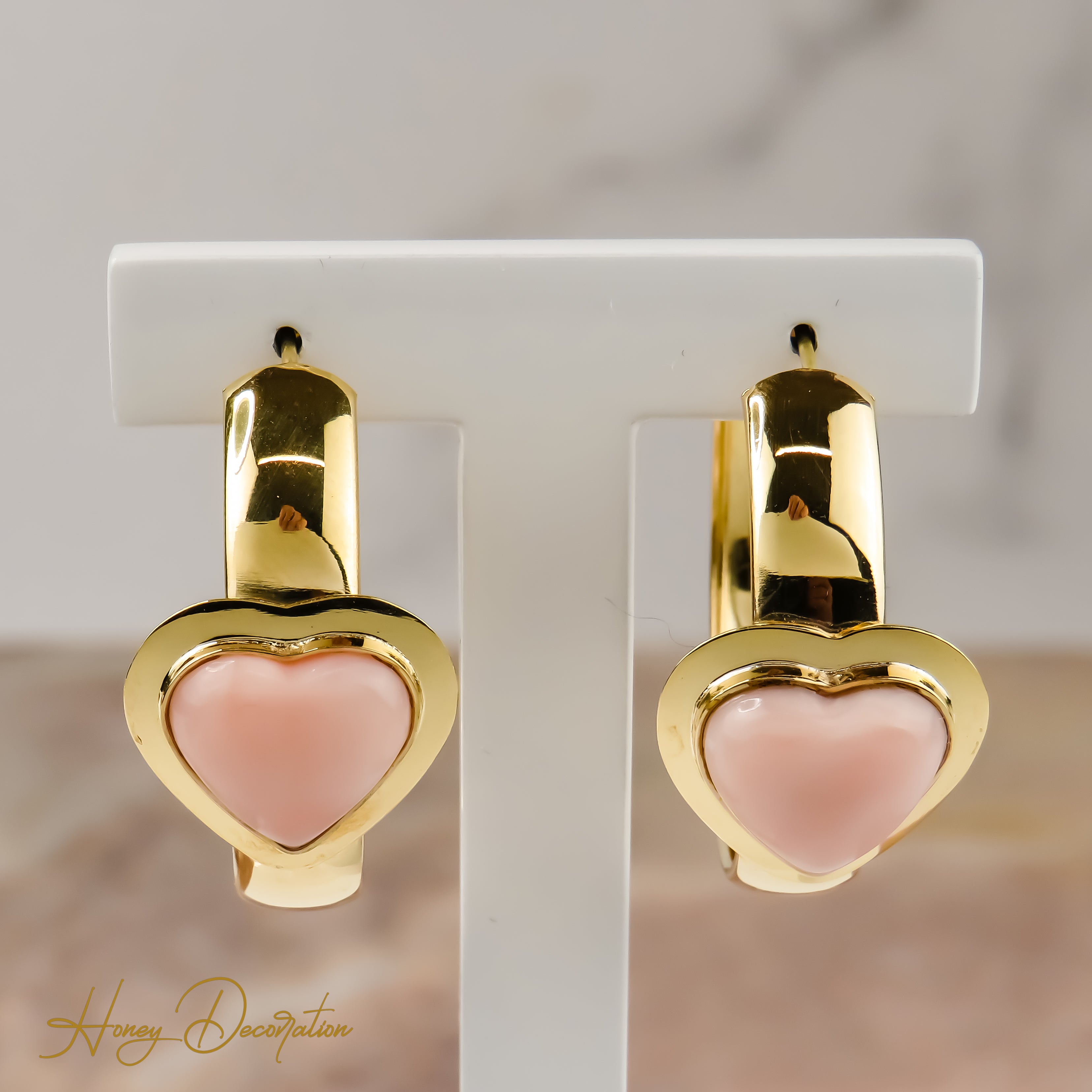 Striking creoles made of 18 karat gold with coral insert