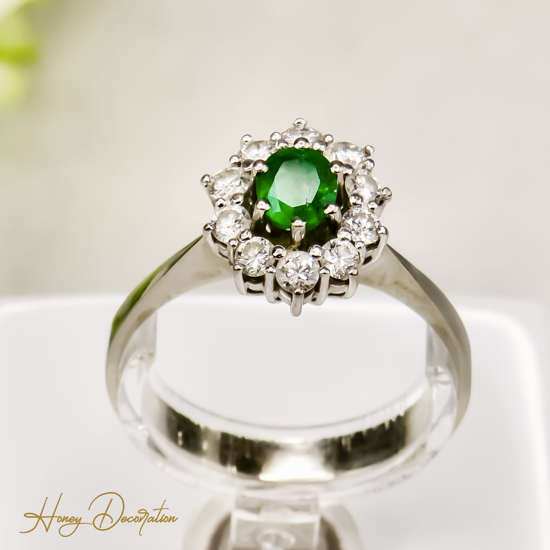 Entourage-Ring mit Smaragd & Brillanten aus 18 Karat Gold