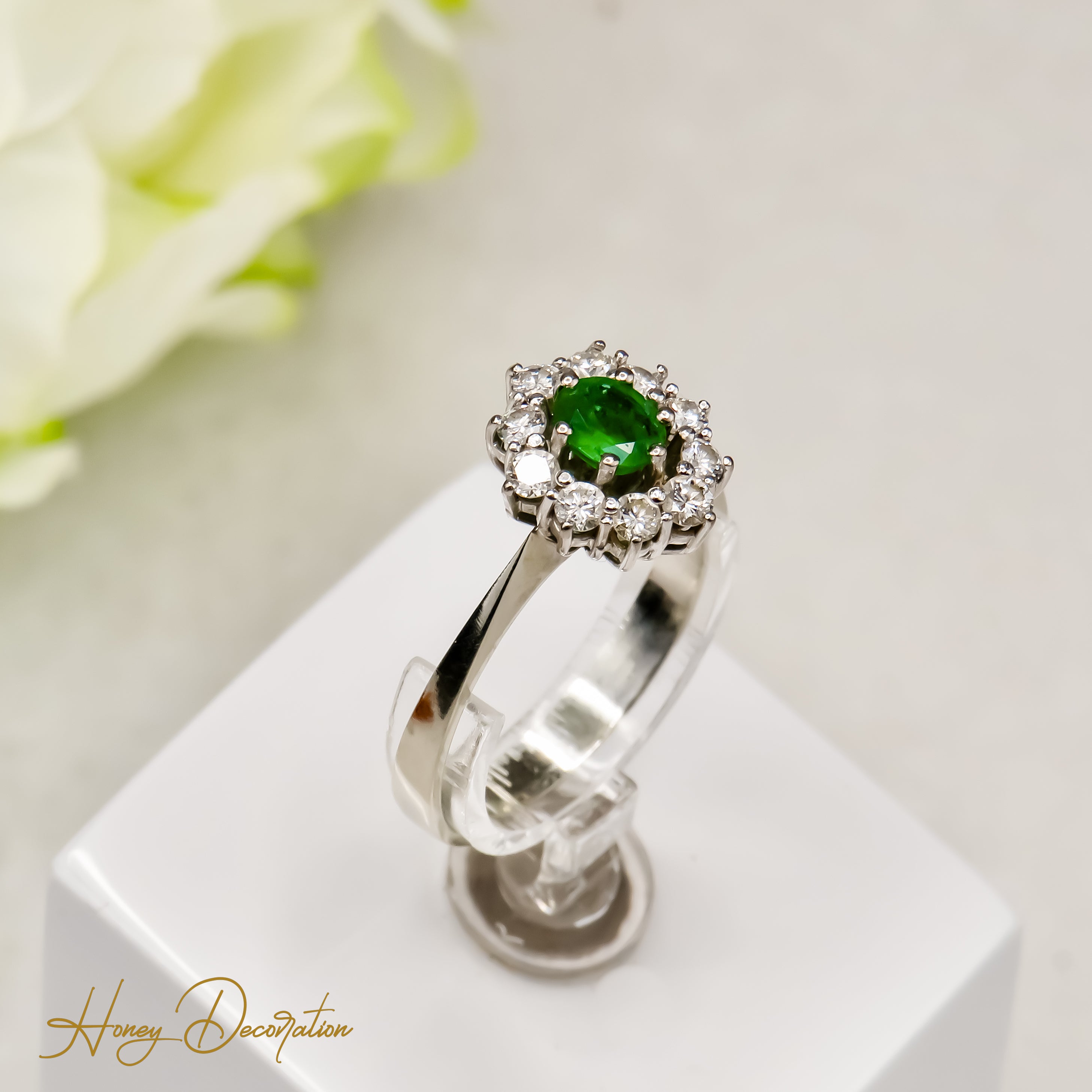 Entourage-Ring mit Smaragd & Brillanten aus 18 Karat Gold