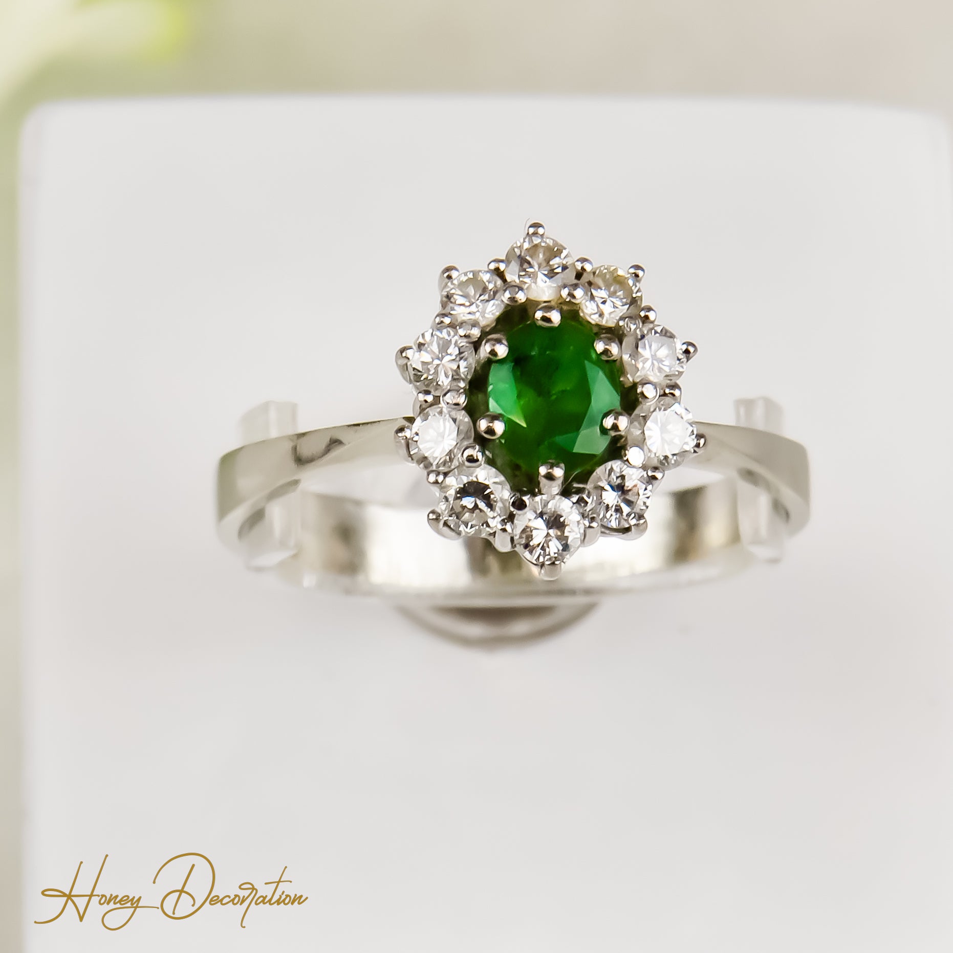 Entourage-Ring mit Smaragd & Brillanten aus 18 Karat Gold