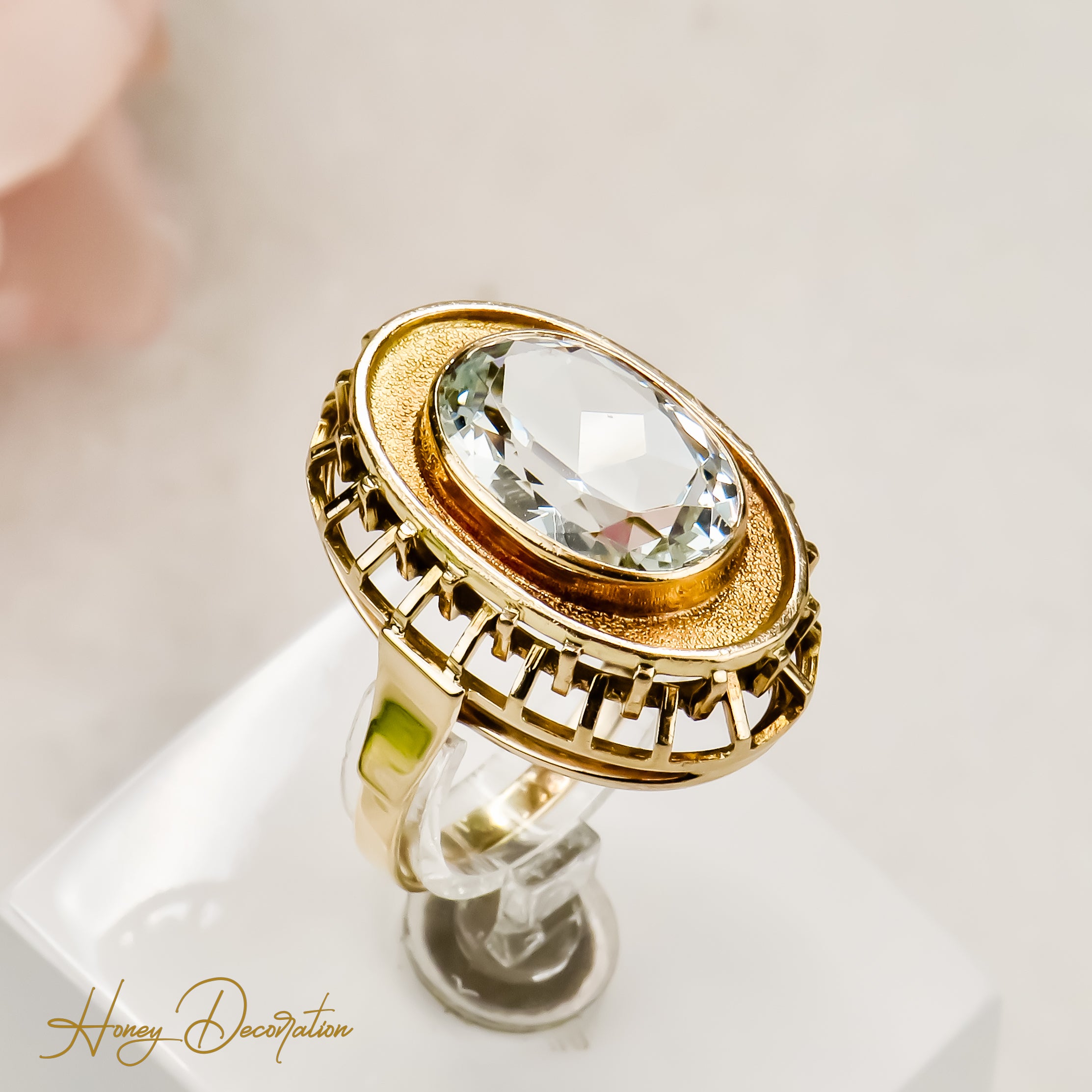 Enchanting vintage ring with aquamarine in a noble version