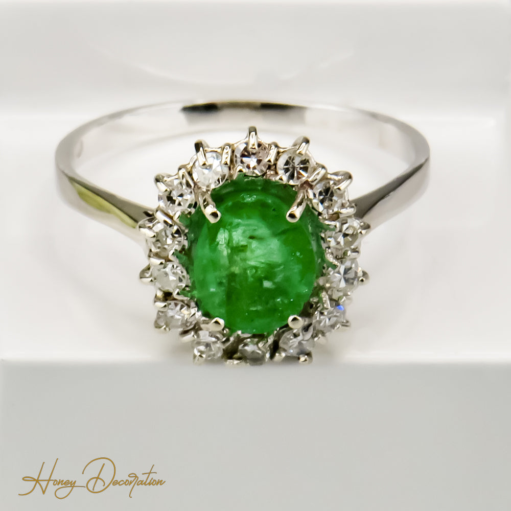 Luxurious emerald ring from 750 white gold