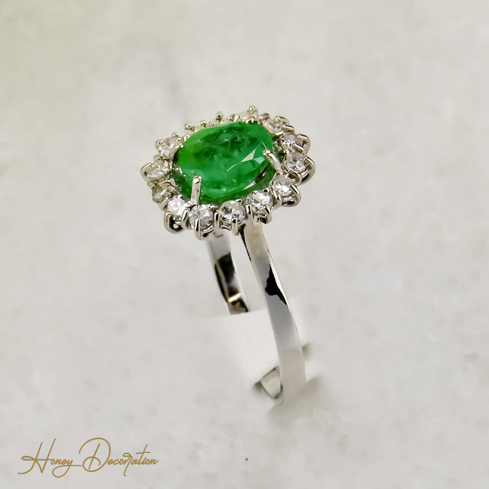 Luxurious emerald ring from 750 white gold