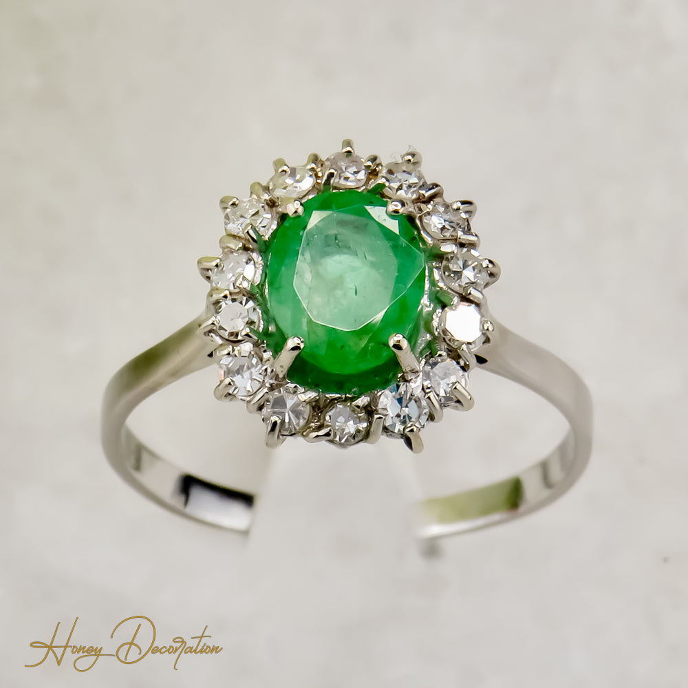 Luxurious emerald ring from 750 white gold