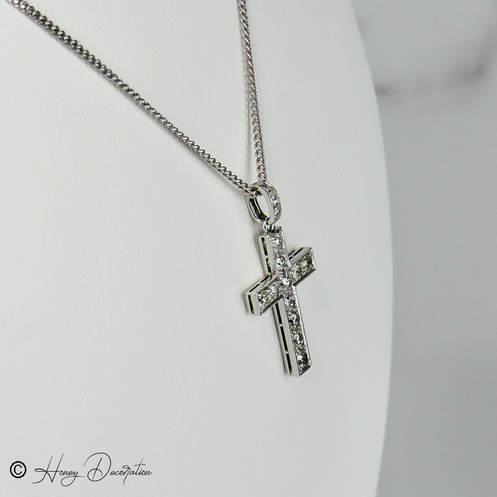 Antiker Kreuzanhänger aus 14 Karat Weißgold mit Diamanten