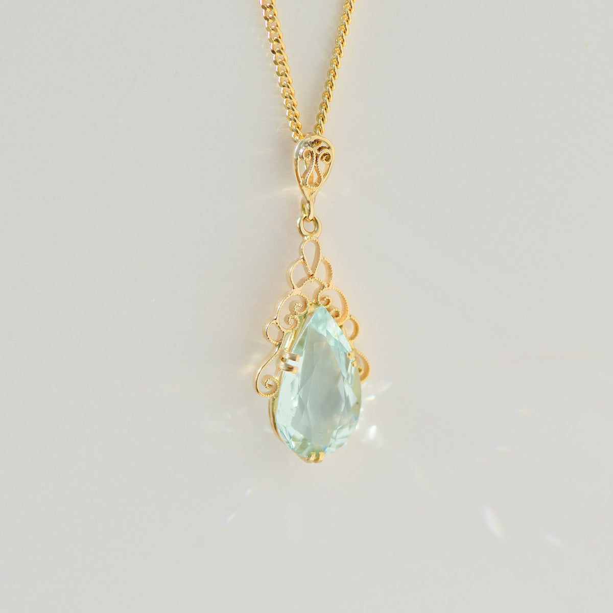 Jugendstil/Art - Déco Kette mit Aquamarin aus Gelbgold – filigraner Vintage Anhänger um 1920 - Honey Jewelry