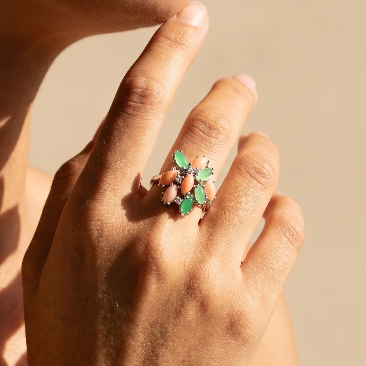 Korallen-Chrysopras-Blütenring aus 585er Weißgold mit Diamanten auf der Hand