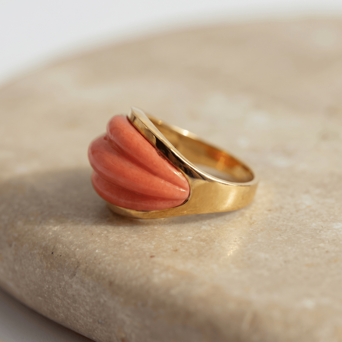 Korallenring aus 585 Gelbgold mit skulpturaler Koralle - Honey Jewelry