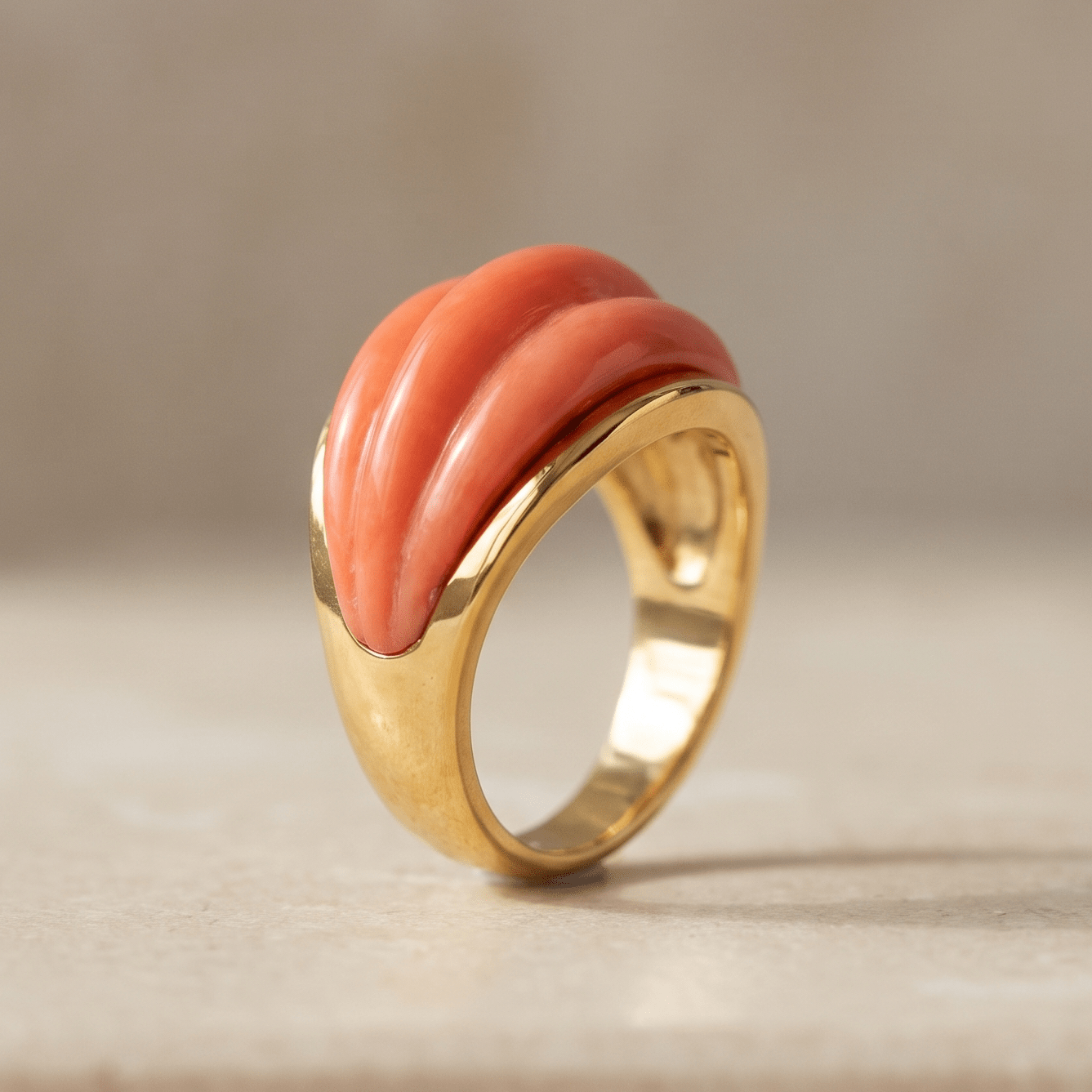Korallenring aus 585 Gelbgold mit skulpturaler Koralle - Honey Jewelry