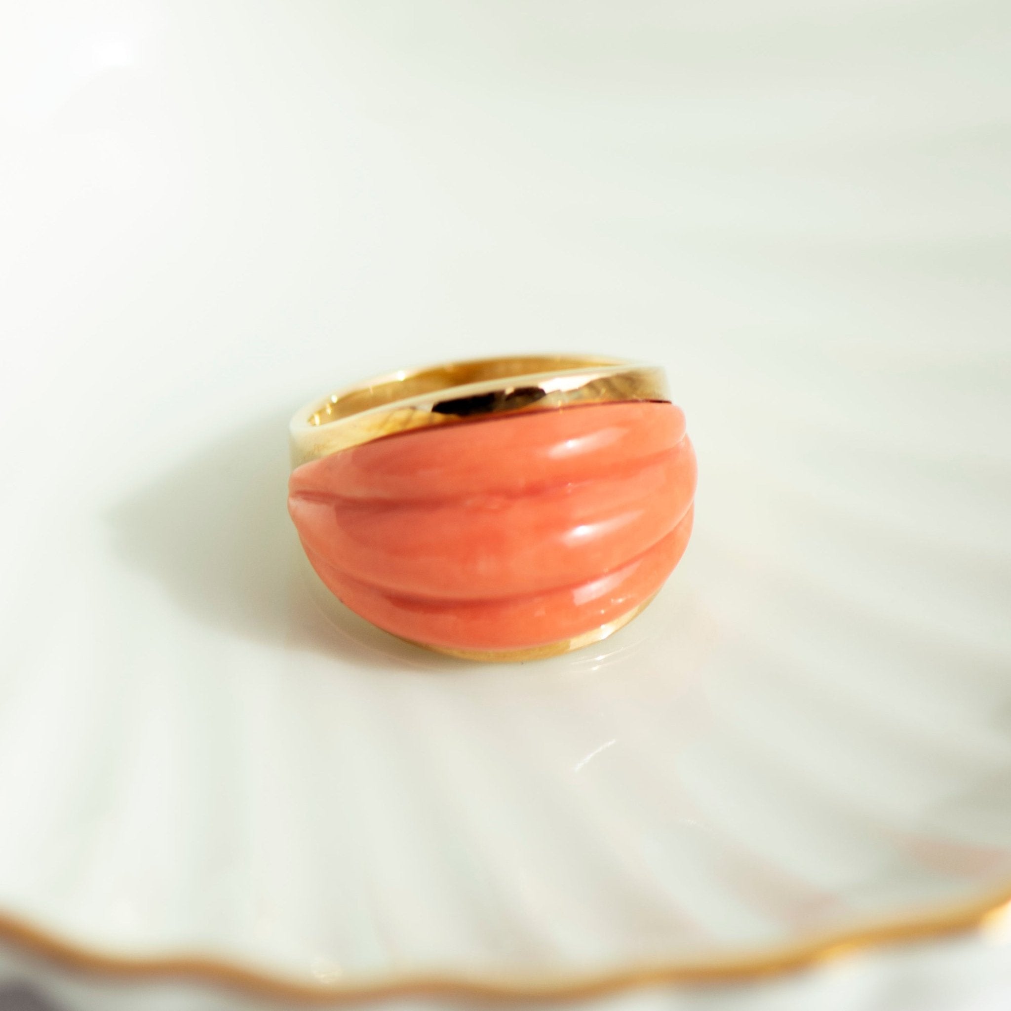 Korallenring aus 585 Gelbgold mit skulpturaler Koralle - Honey Jewelry