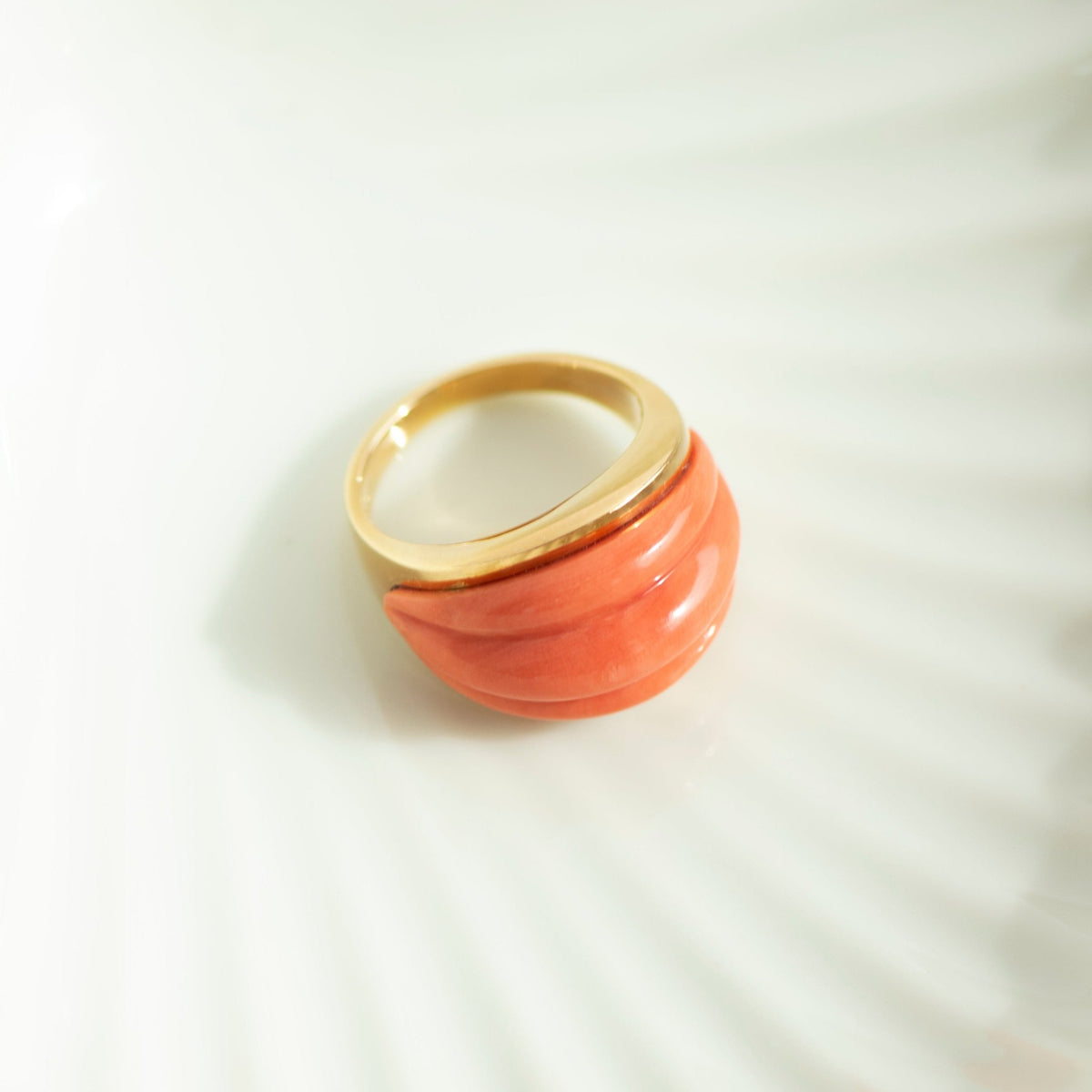 Korallenring aus 585 Gelbgold mit skulpturaler Koralle - Honey Jewelry