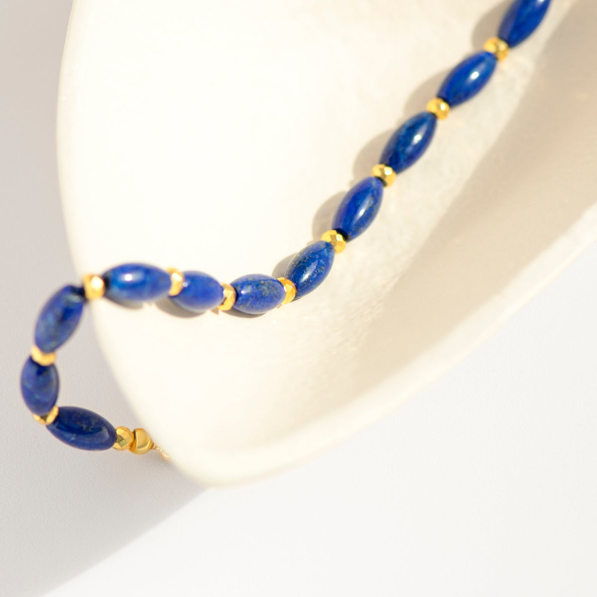 Lapis Fußkettchen mit Pyrit – blau - gold, facettierte Elemente, neu geknüpft - Honey Jewelry