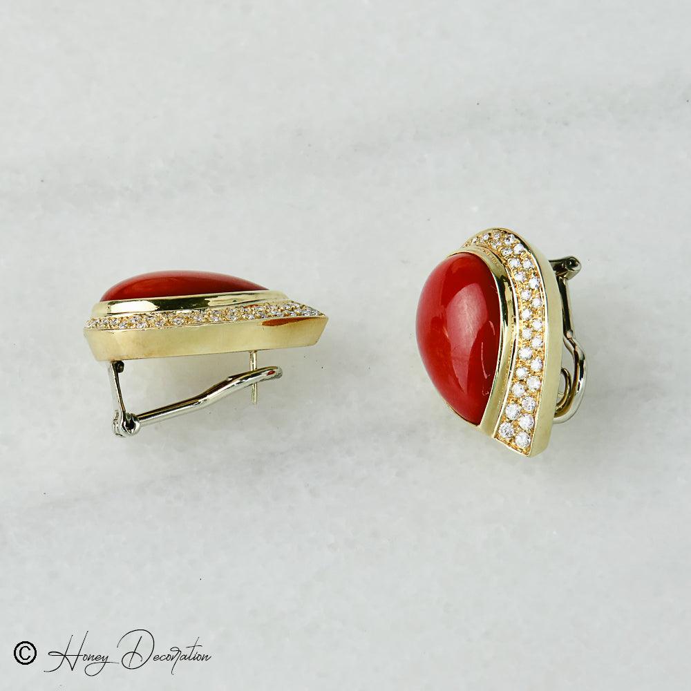 Luxuriöse Ohrringe aus Gelbgold mit Koralle und Brillanten - Honey Jewelry
