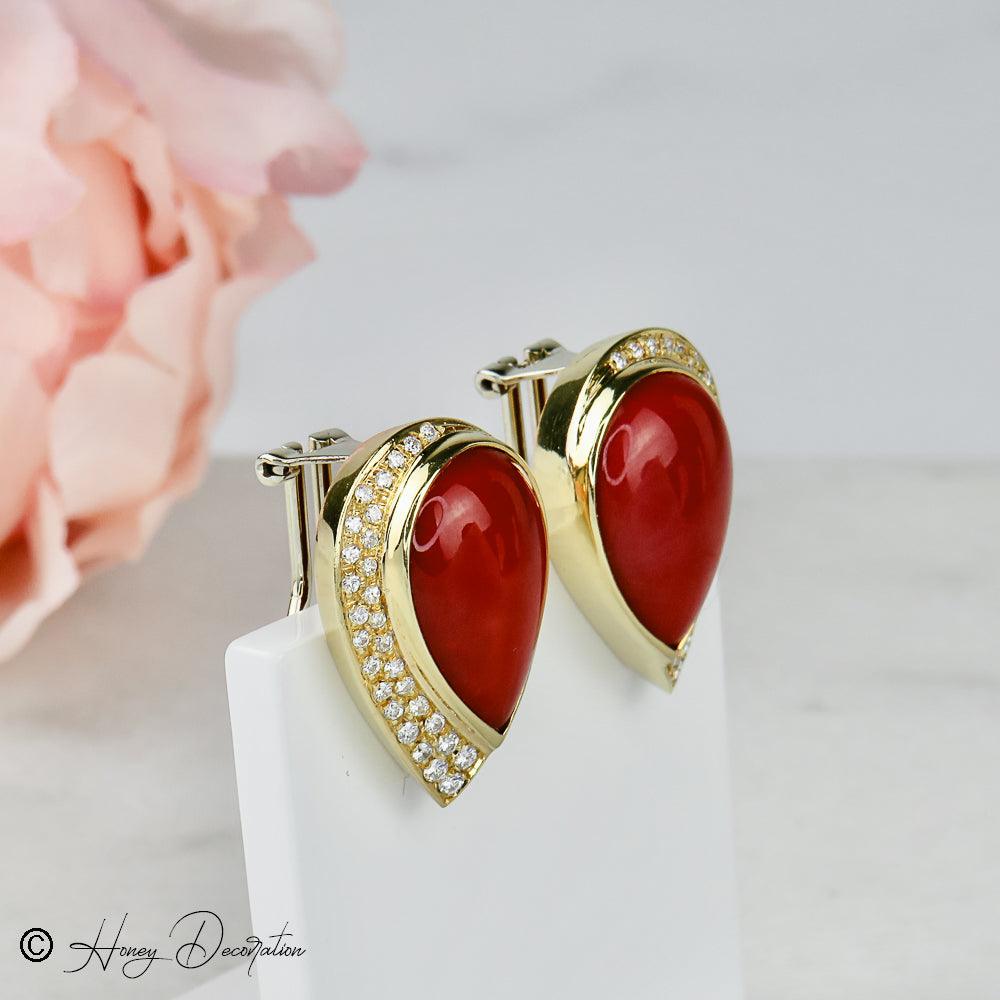 Luxuriöse Ohrringe aus Gelbgold mit Koralle und Brillanten - Honey Jewelry