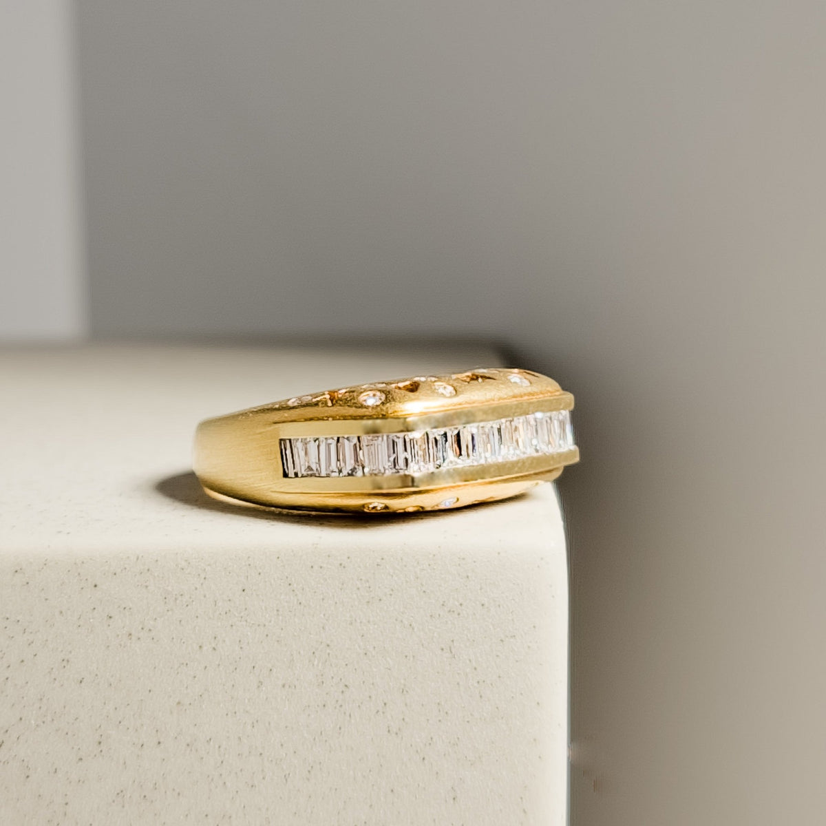 Luxuriöser 750er Goldring mit Mehrfach - Diamanten - Honey Jewelry
