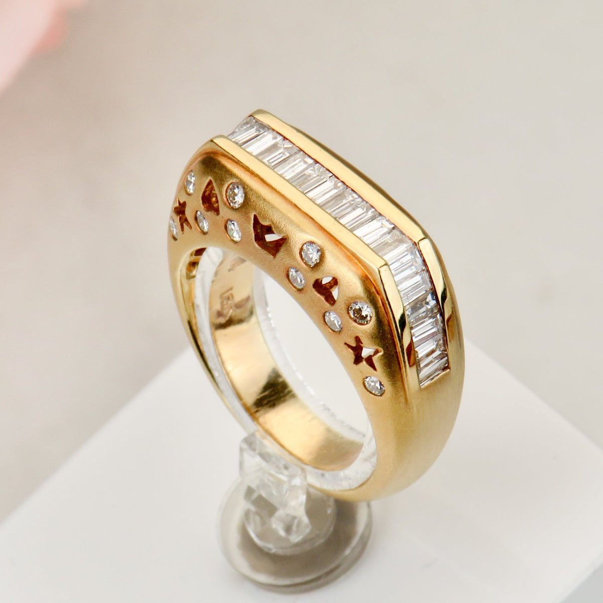 Luxuriöser 750er Goldring mit Mehrfach - Diamanten - Honey Jewelry