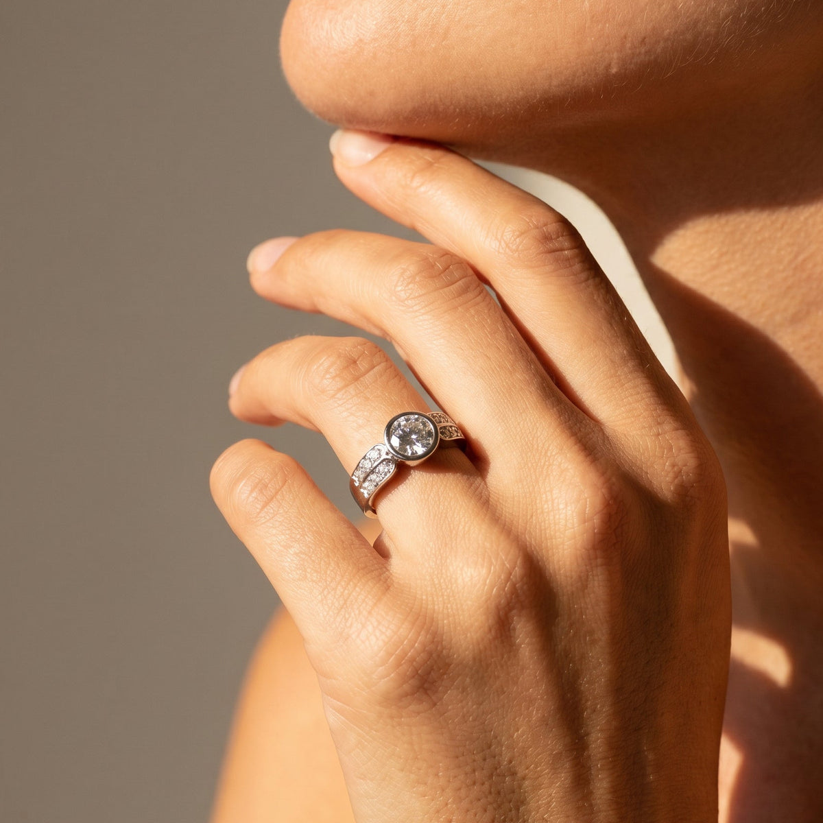 Vintage Weißgold Halo-Ring mit großem Solitär und Brillanten, Detailaufnahme am Finger